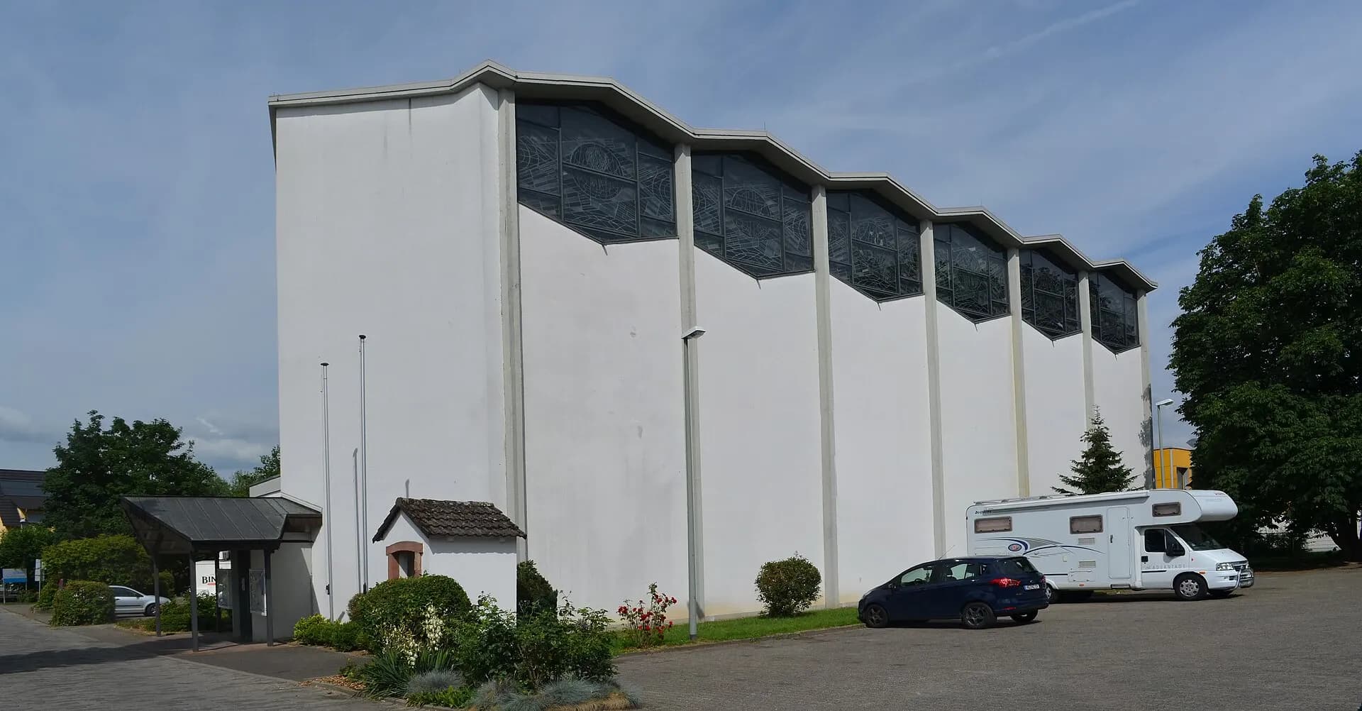 Längsseite der Kirche St. Crutzen in Oberursel-Weißkirchen