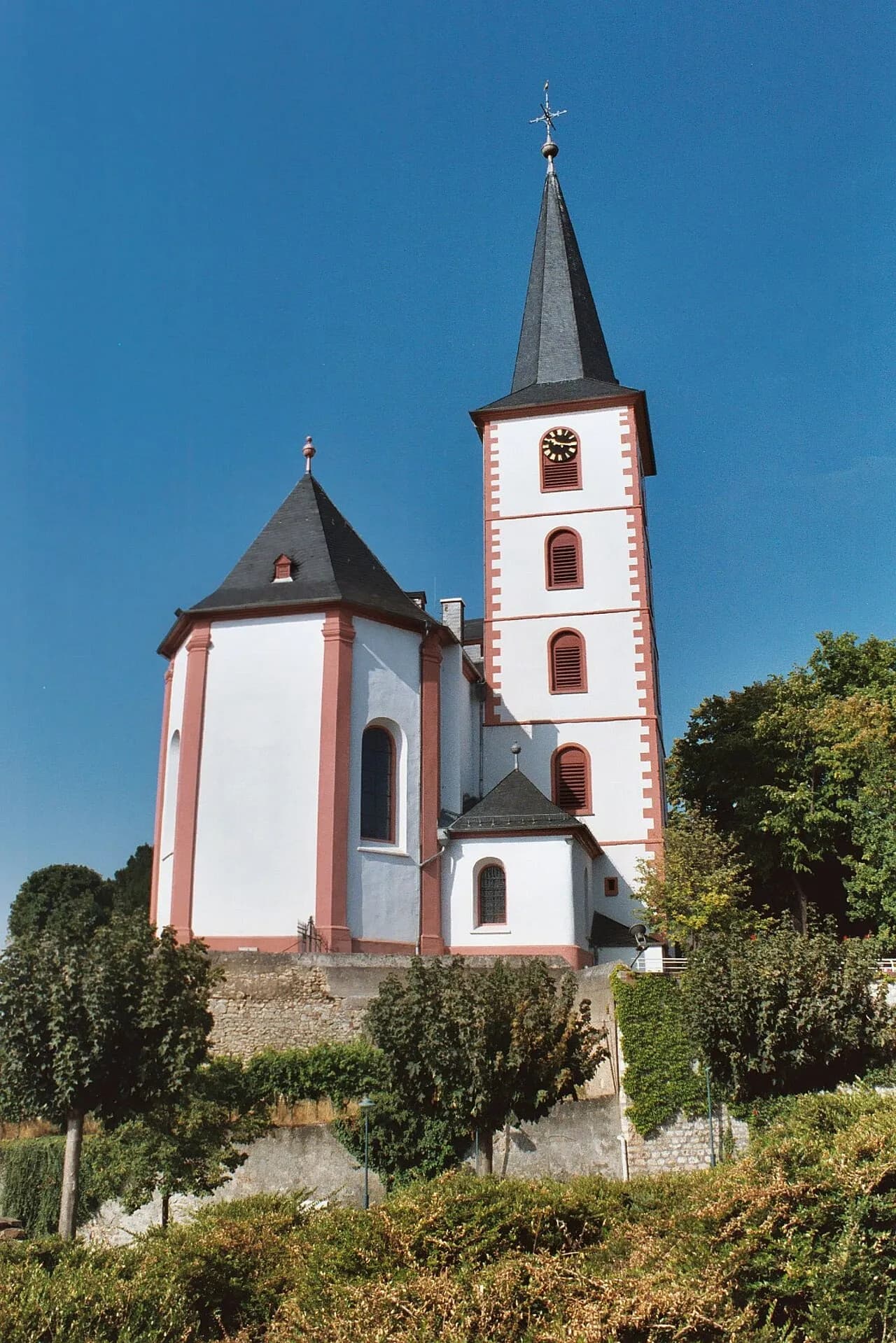 Pfarrkirche Sankt Peter und Paul unter blauem Himmel in Hochheim am Main