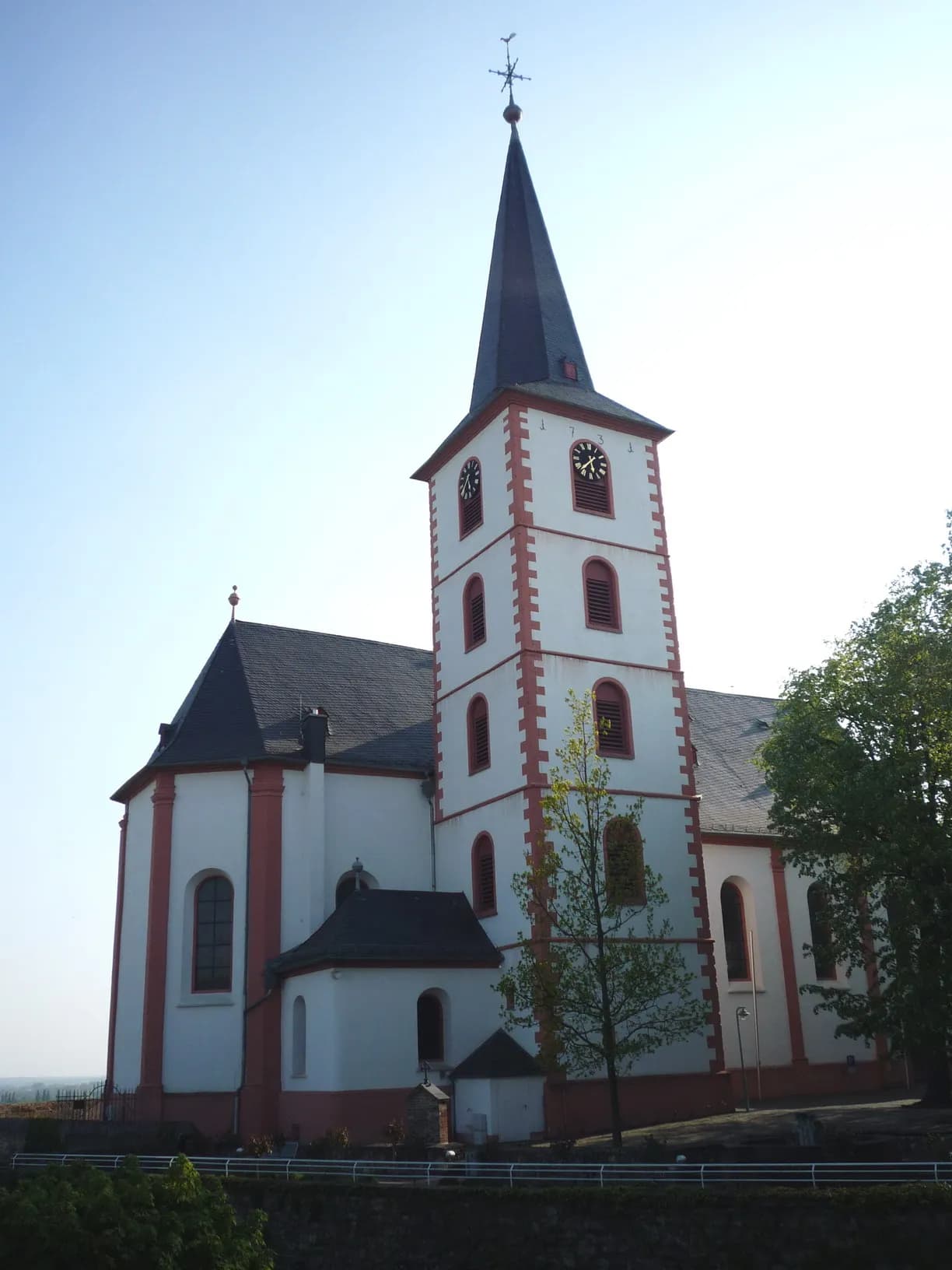 Turmfront der Pfarrkirche Sankt Peter und Paul in Hochheim am Main