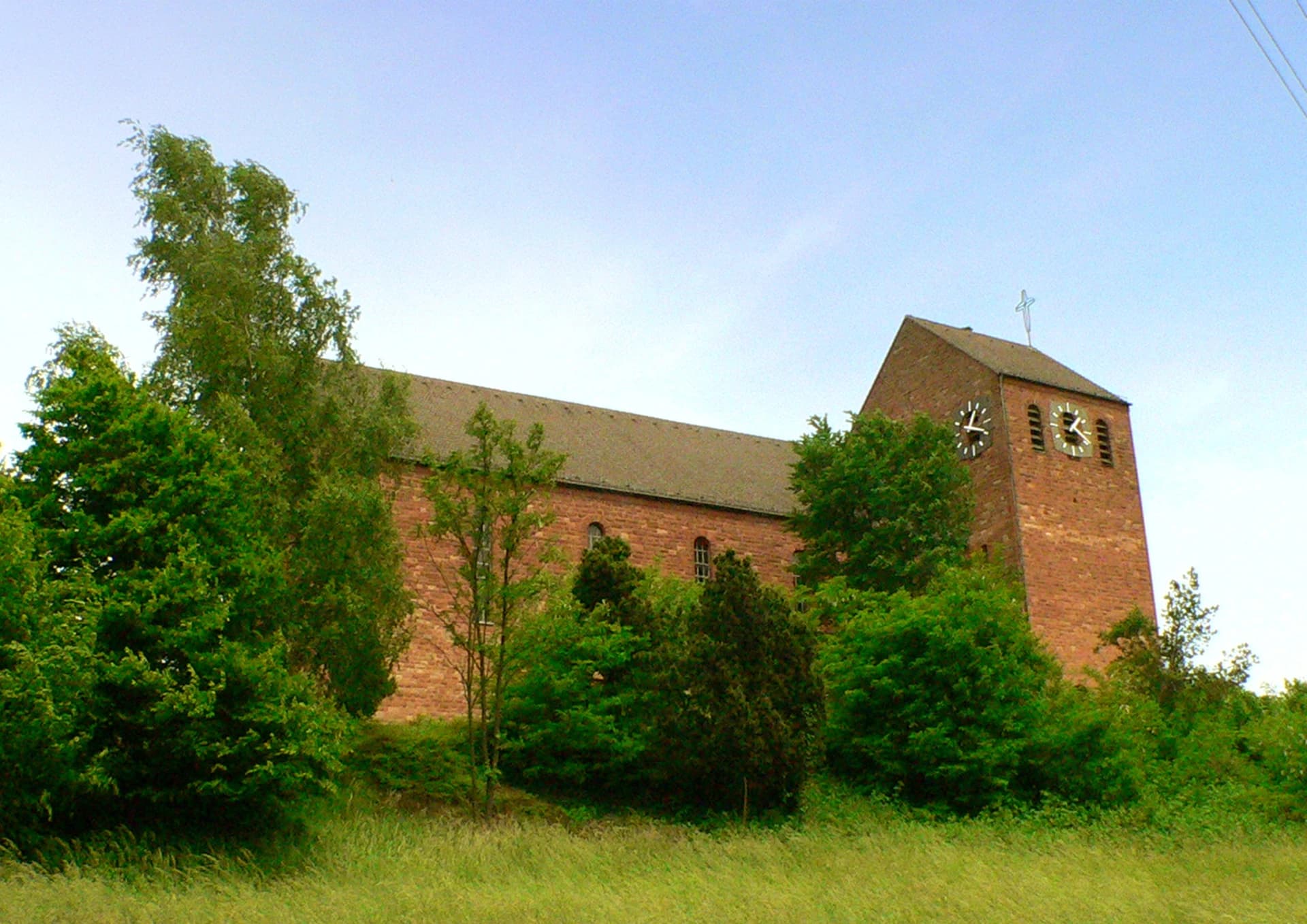 Kirche über den Wiesen in Sommerkahl