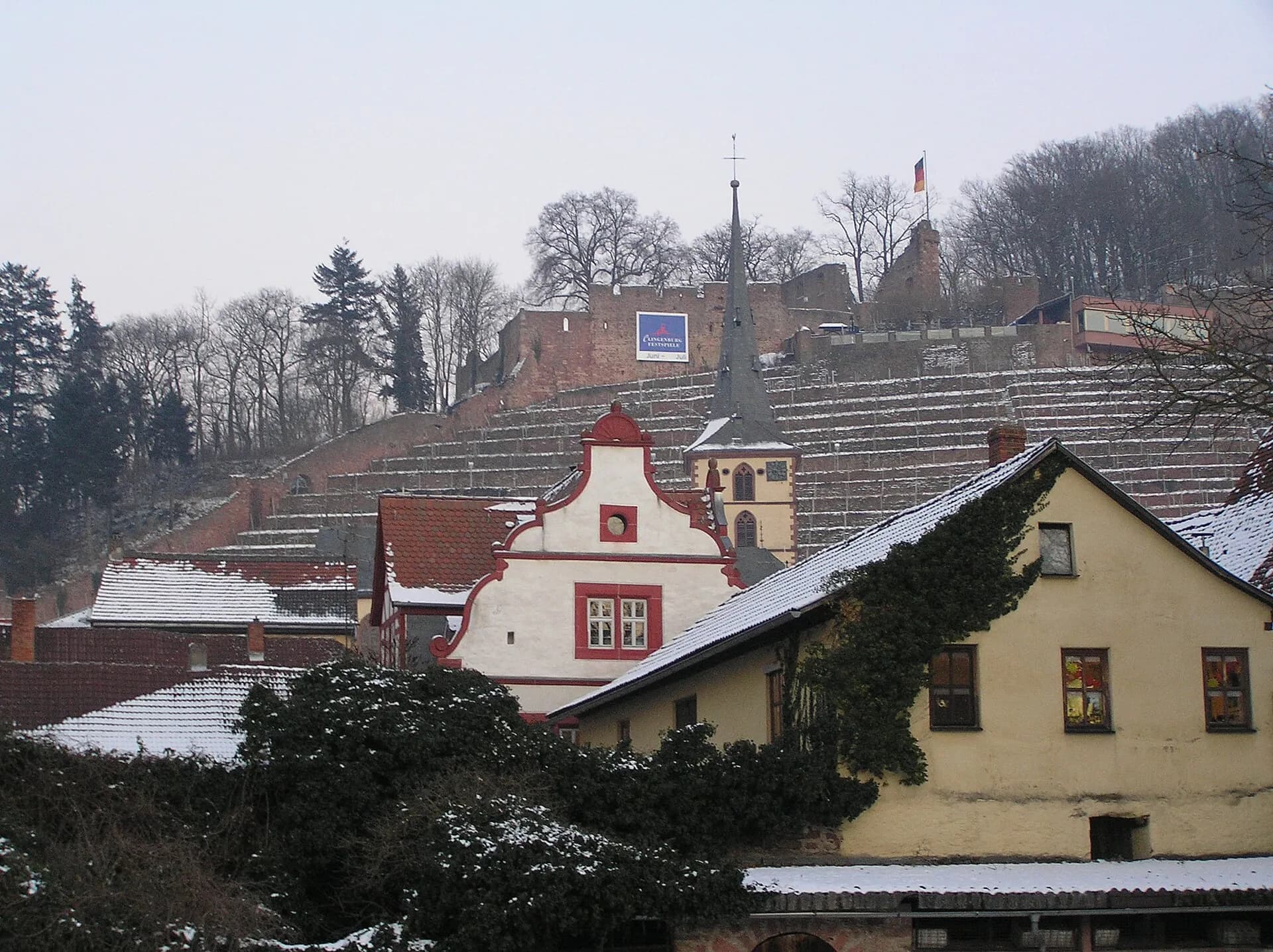 Verschneite Altstadt mit Kirche und Burgruine in Klingenberg am Main