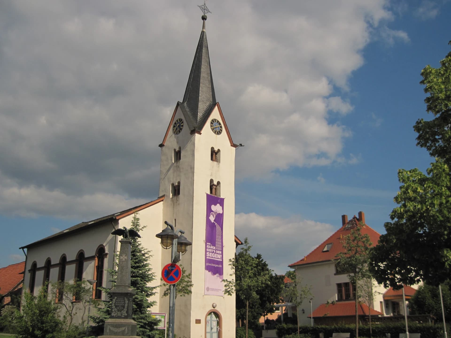 Evangelische Kirche mit Kriegerdenkmal in Weiterstadt-Gräfenhausen