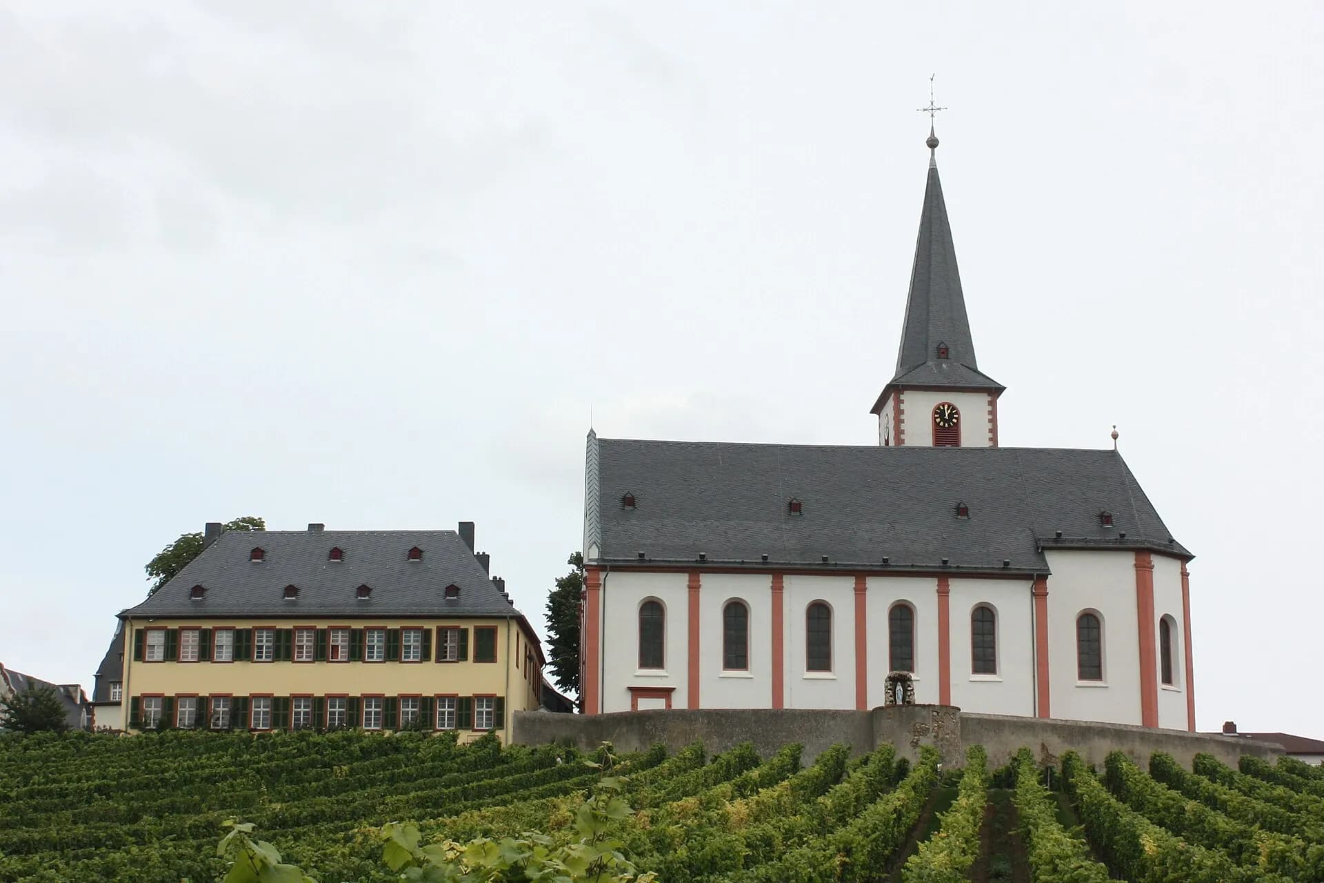 Pfarrkirche Sankt Peter und Paul und Weingut Domdechaney in Hochheim am Main