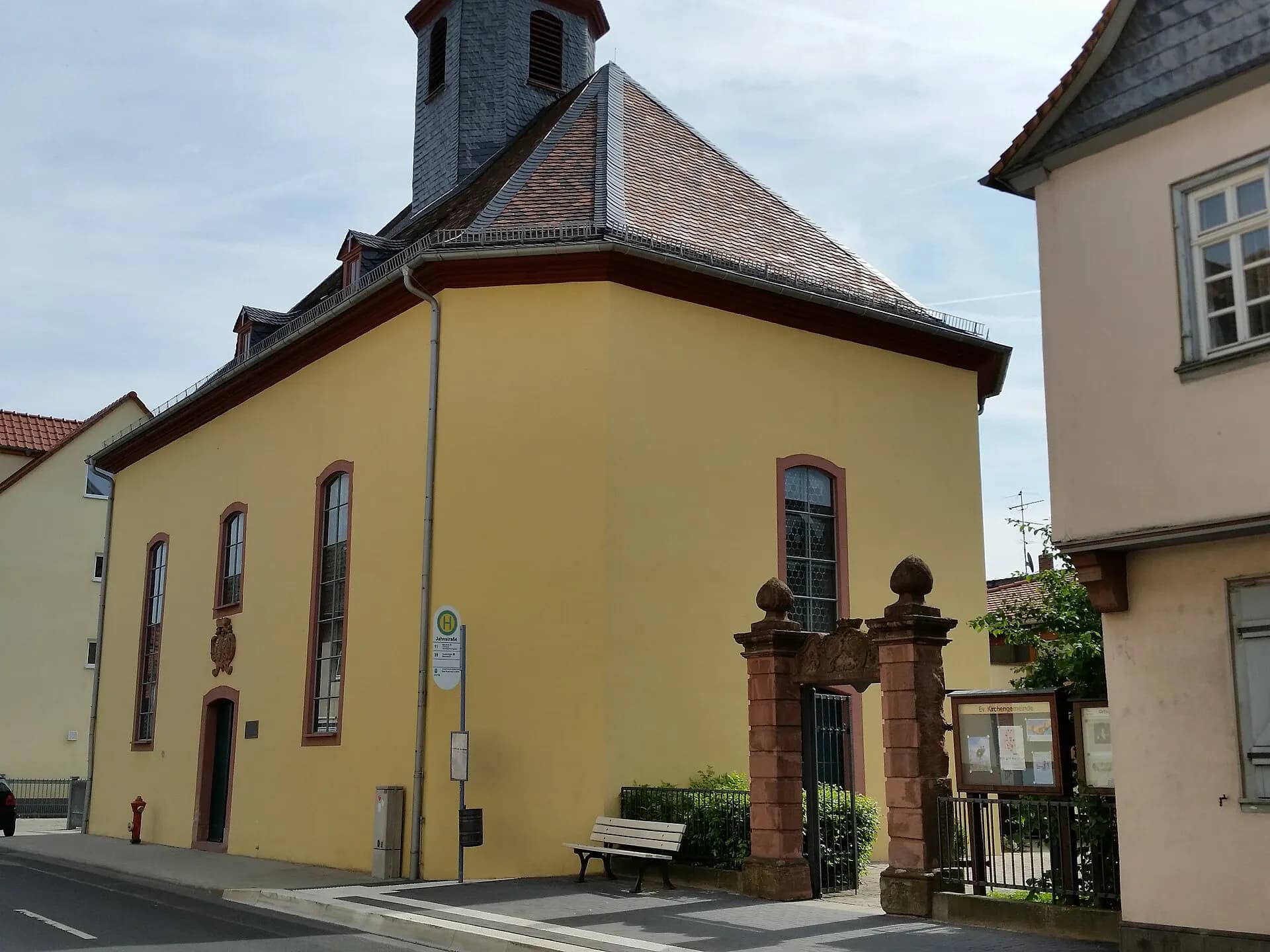 Chorseite der Kirche Zur Himmelspforte in Bad Homburg-Ober-Eschbach