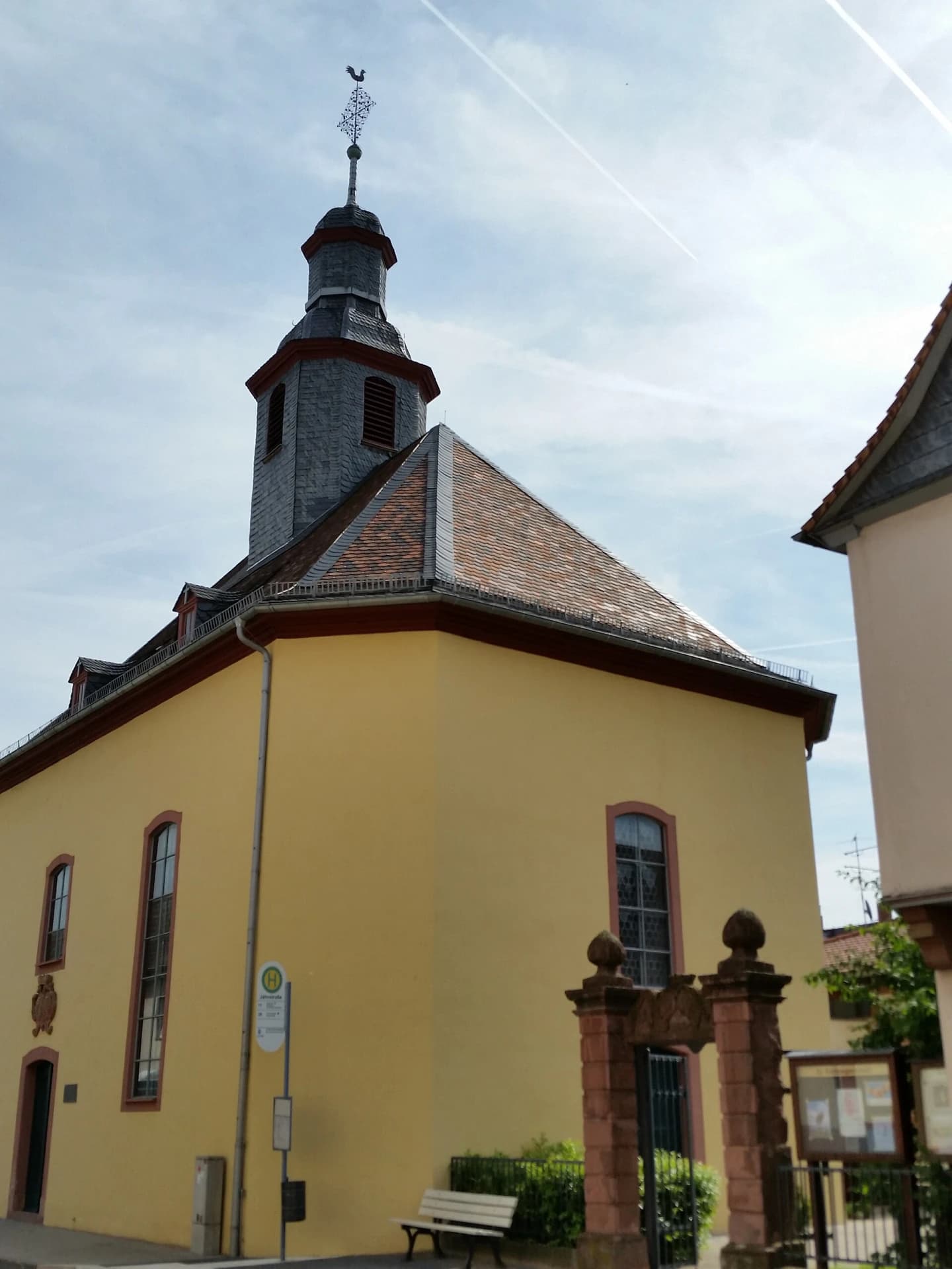 Kirche Zur Himmelspforte mit der Buntsandsteinpforte in Bad Homburg-Ober-Eschbach