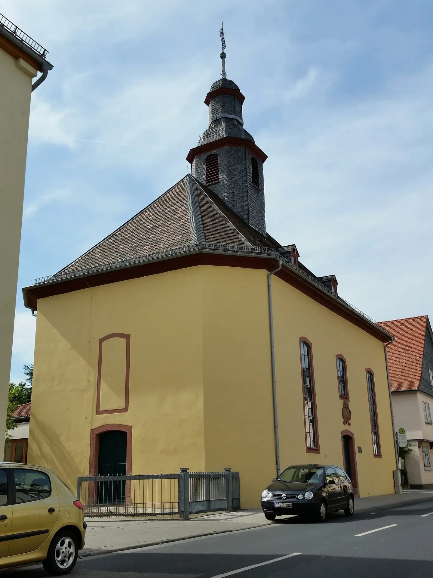 Kirche Zur Himmelspforte von der Straßenseite in Bad Homburg-Ober-Eschbach