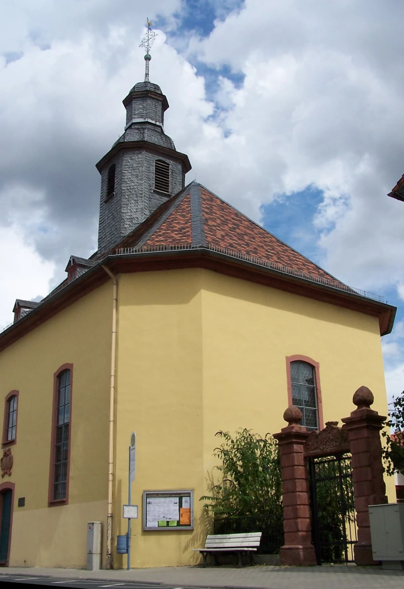 Turm der Kirche Zur Himmelspforte in Bad Homburg-Ober-Eschbach