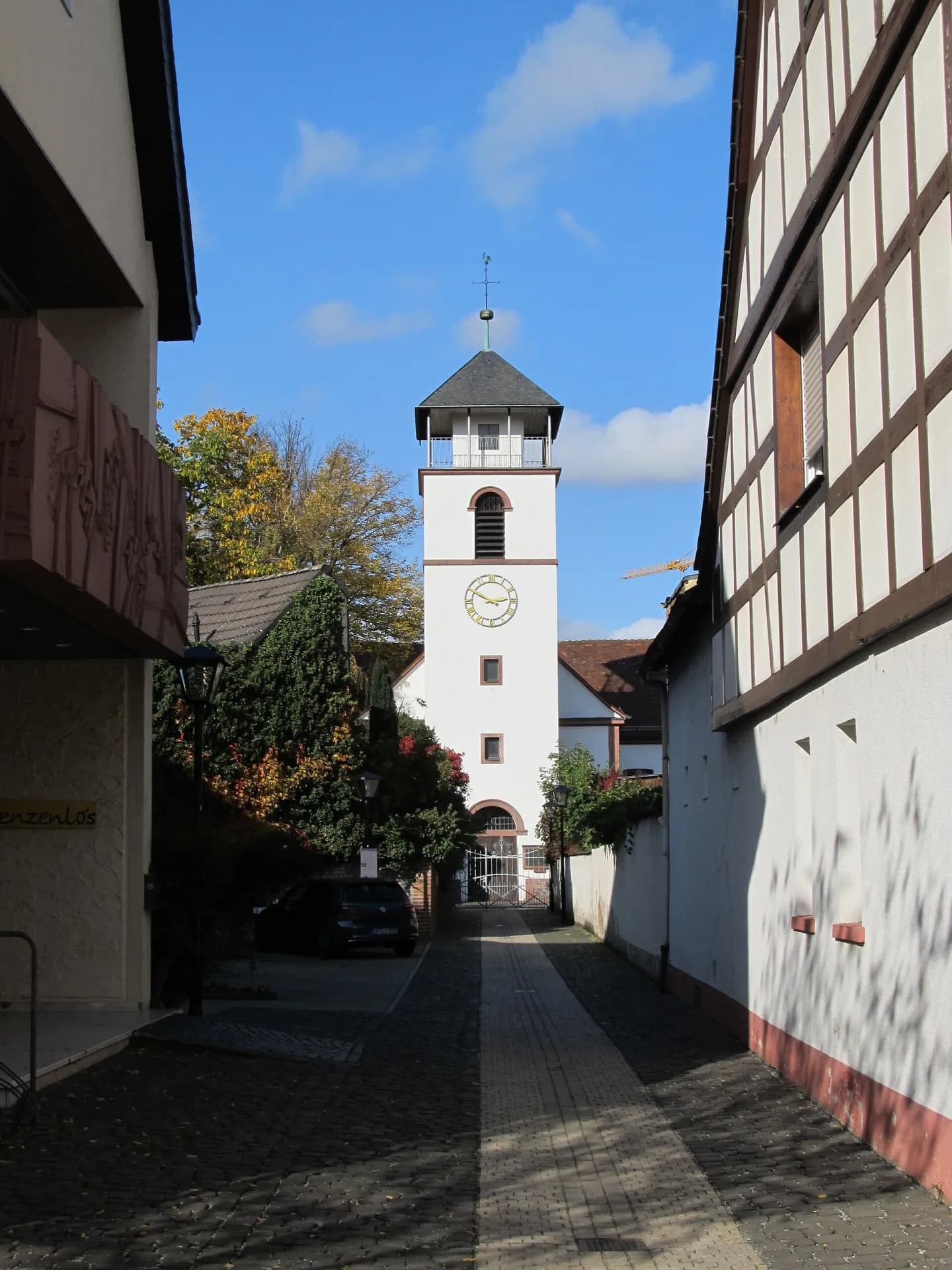 Kirchgäßchen mit Blick zum Kirchturm in Neu-Isenburg