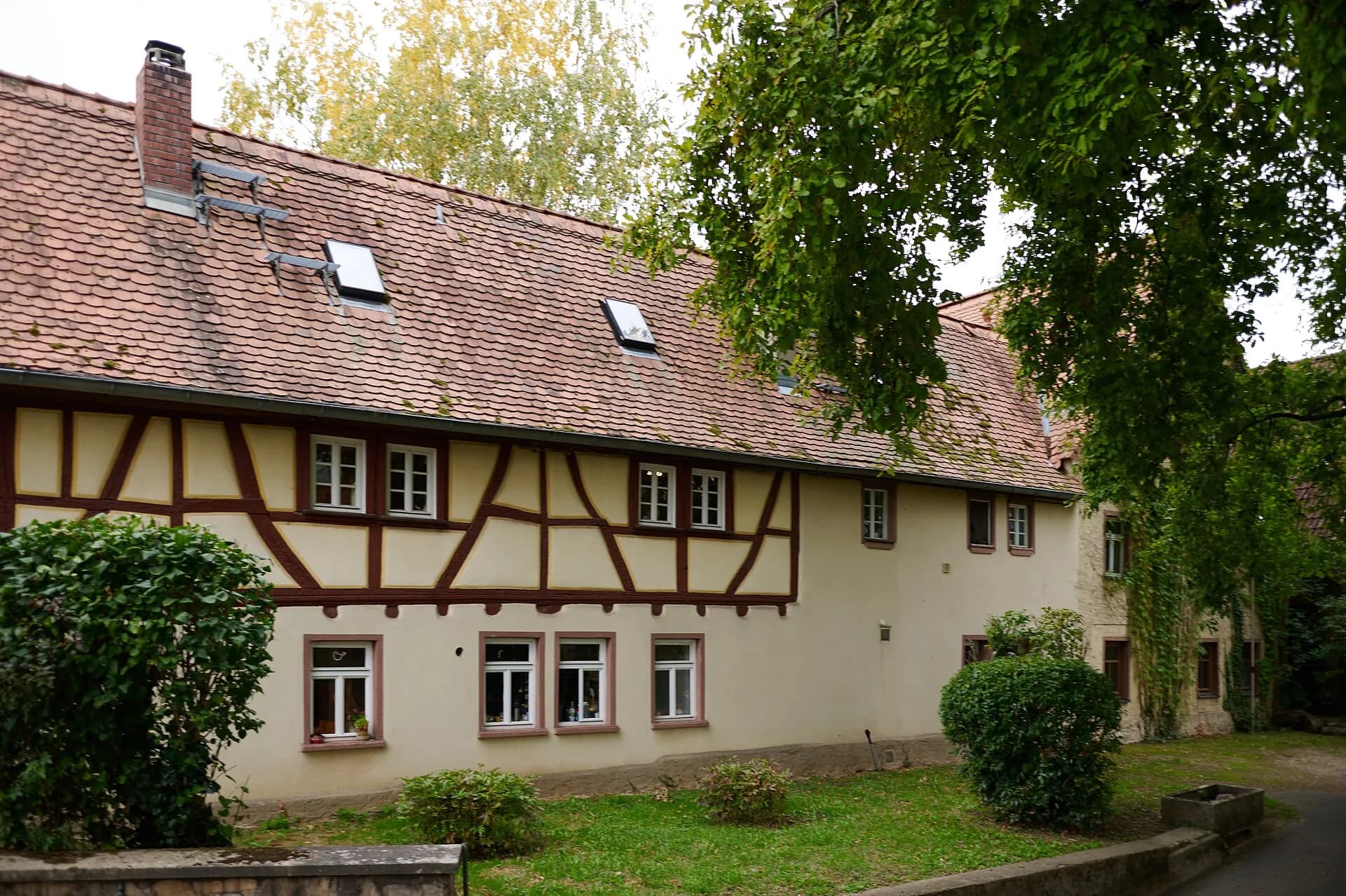 Langgestrecktes Fachwerkhaus an der Kirchgartenstraße in Frankfurt Niederursel