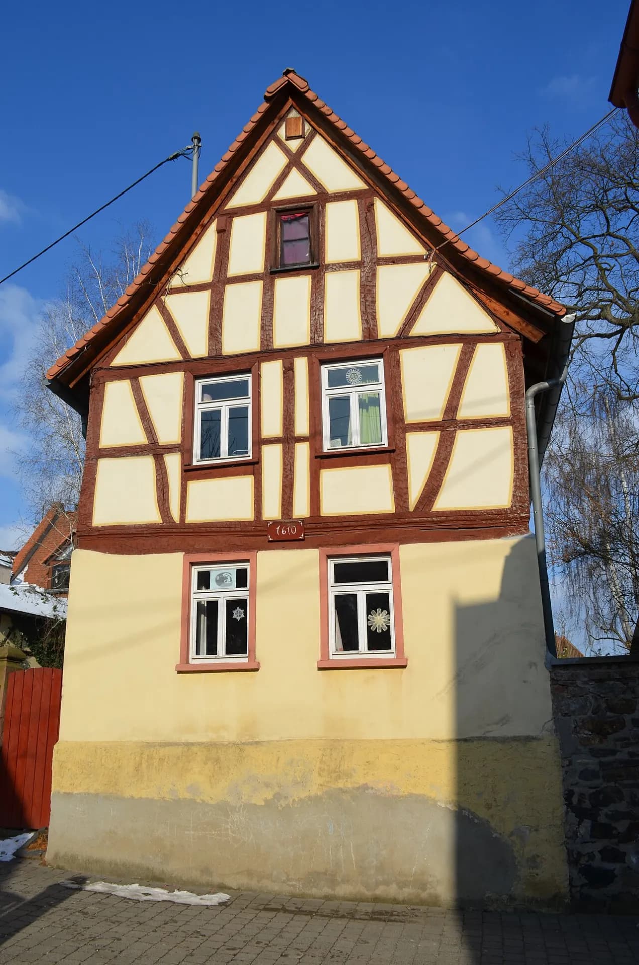 Giebelseite eines Fachwerkhauses an der Kirchgartenstraße in Frankfurt Niederursel