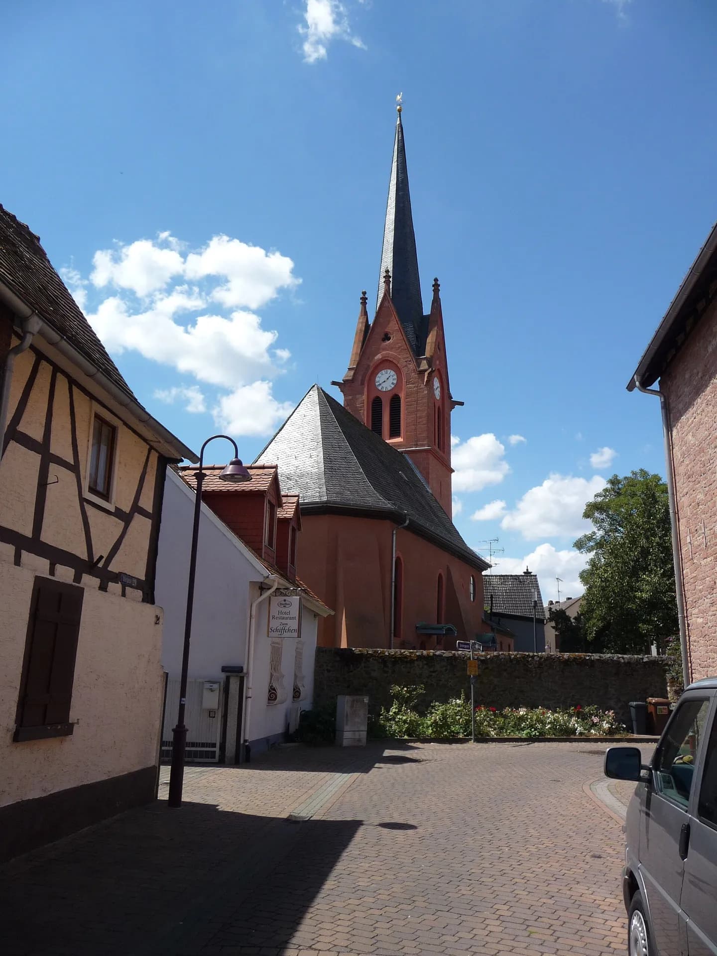 Gasse mit Blick auf die evangelische Kirche in Maintal-Dörnigheim