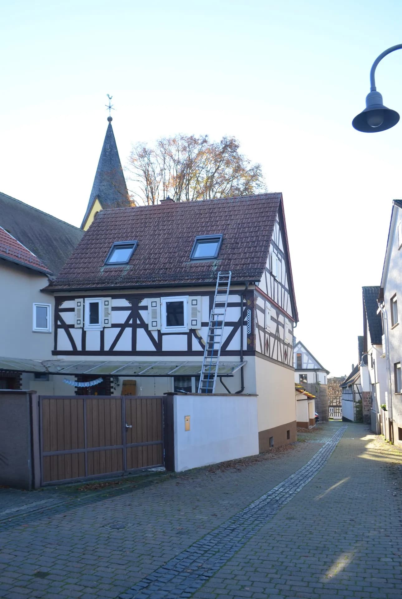 Gasse in der Kirchhofstraße mit Blick zum Kirchturm in Maintal-Wachenbuchen