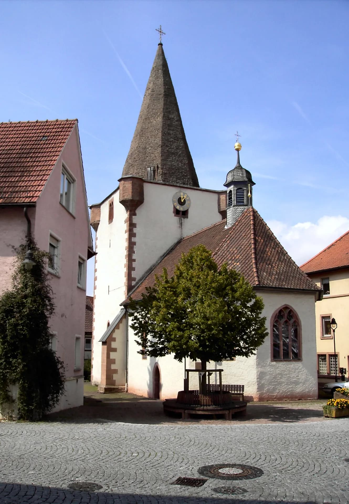 Kirchplatz mit Lukaskapelle und Turm in Schöllkrippen
