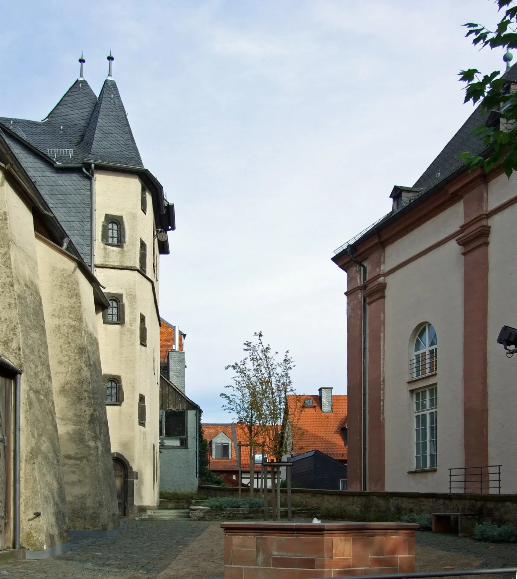 Kirchplatz mit Brunnen in der Altstadt von Kronberg im Taunus