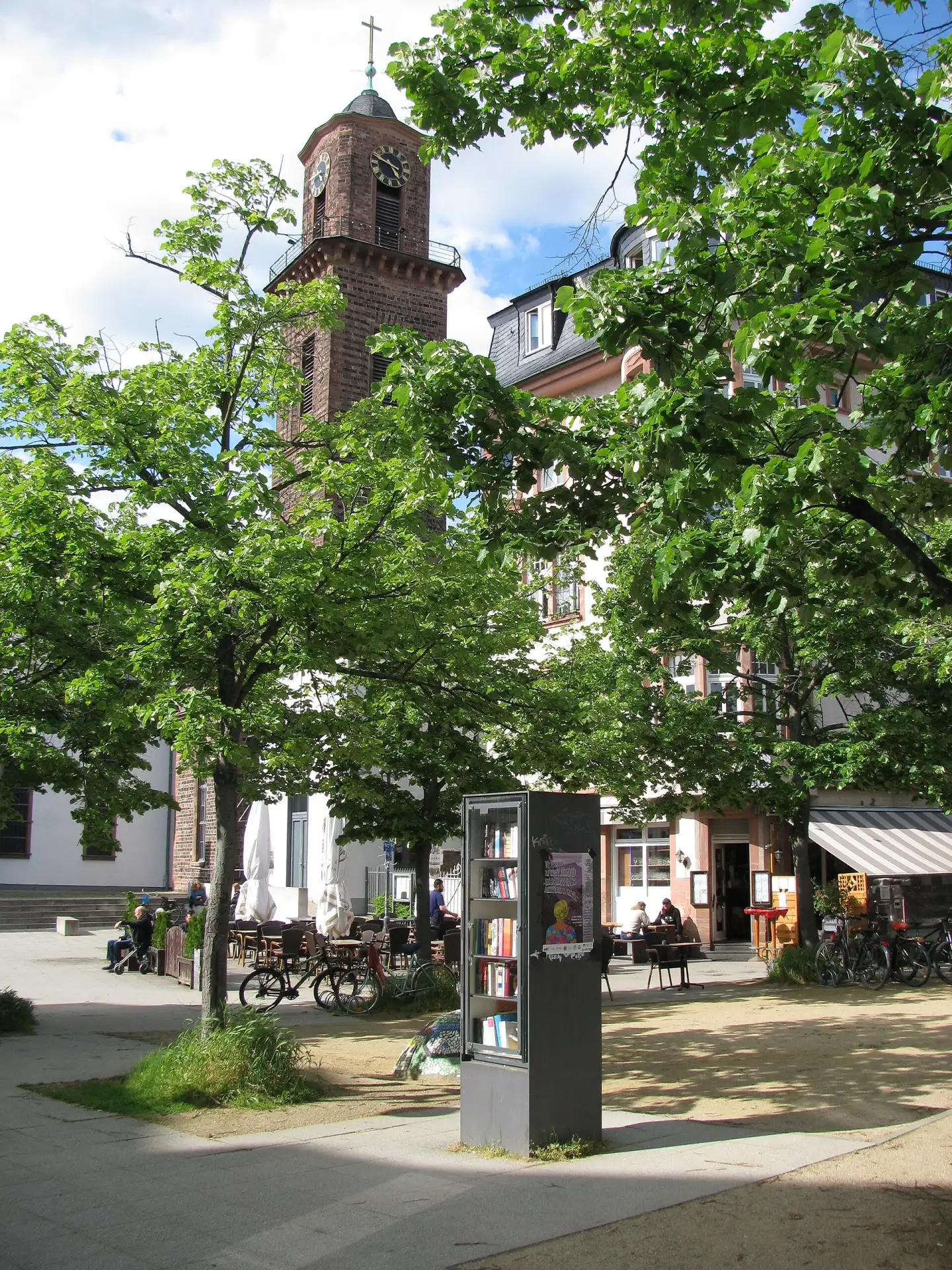 Kirchplatz mit Turm der Jakobskirche in Frankfurt Bockenheim