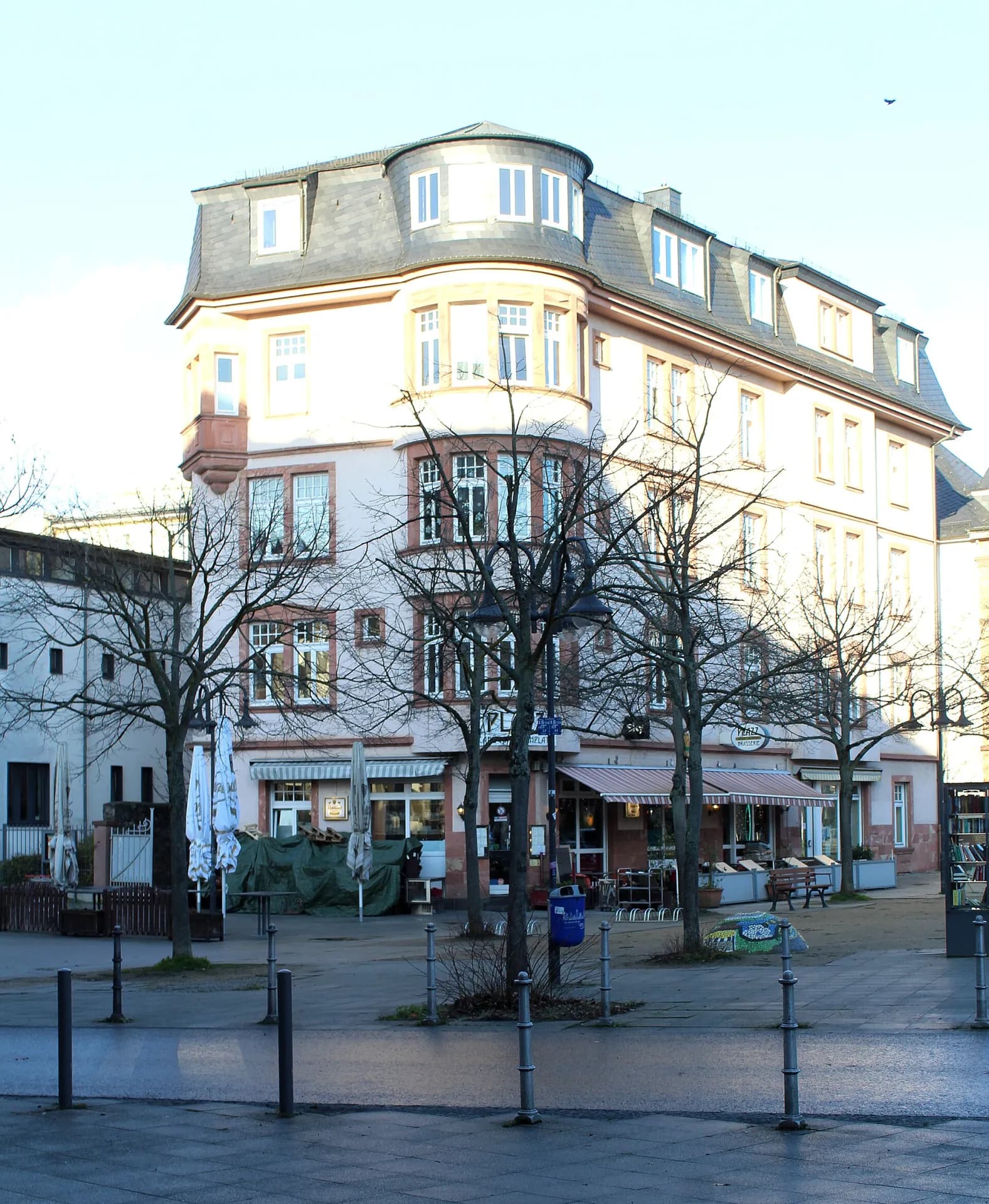 Häuser am Kirchplatz in Frankfurt Bockenheim