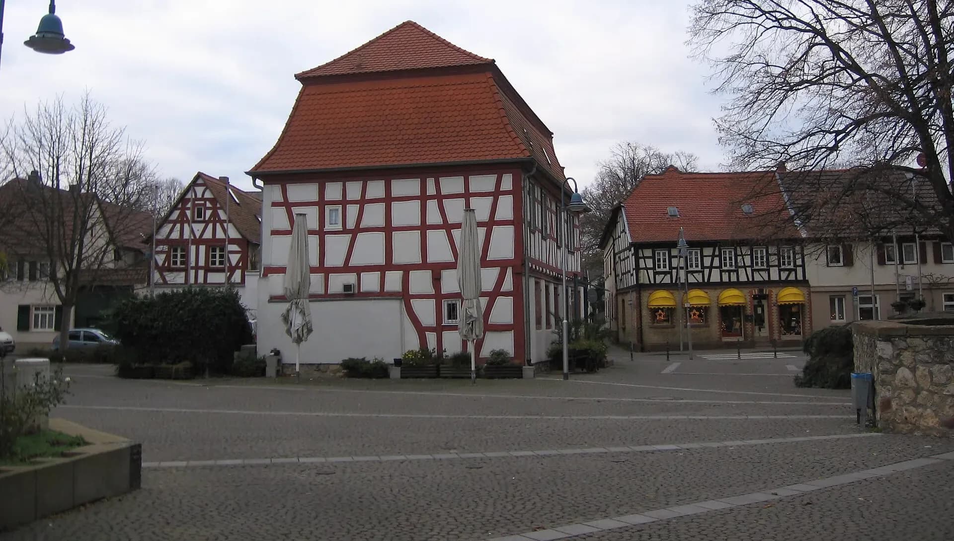 Kirchplatz mit Fachwerkbau in Flörsheim am Main