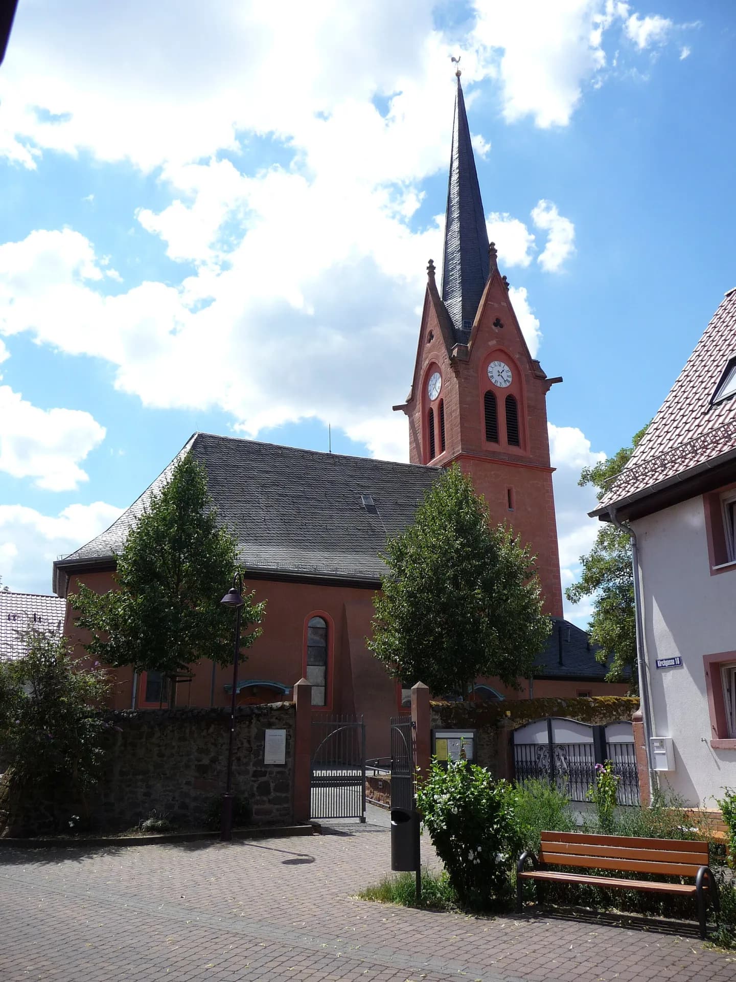 Platz an der evangelischen Kirche in Maintal-Dörnigheim