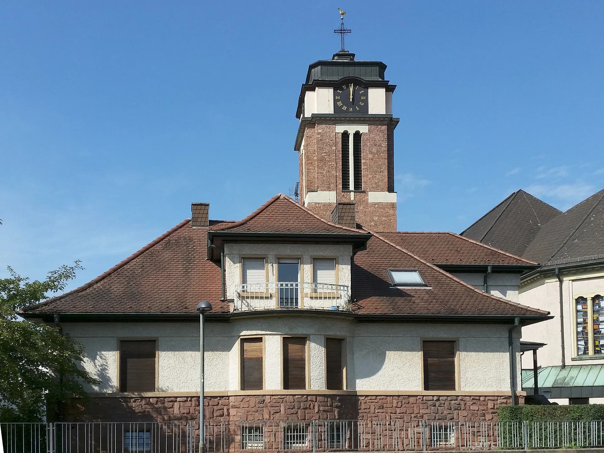 Wohnhaus Kirchstraße 16 mit dem Turm von Sankt Laurentius in Aschaffenburg-Leider