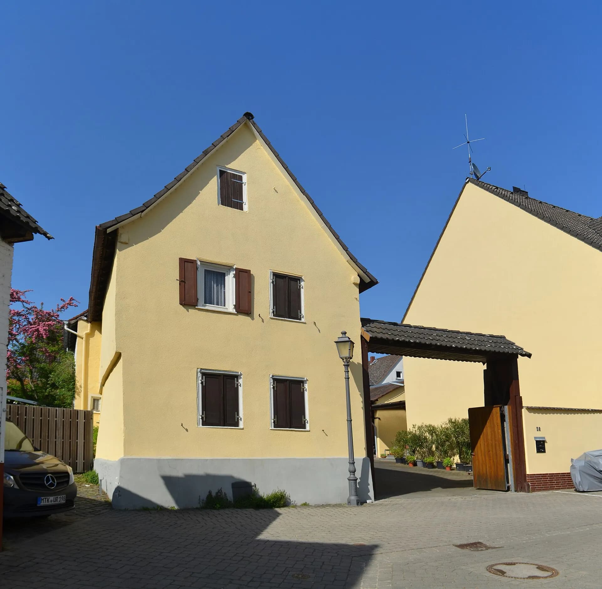Hofreite in der Kirchstraße 30 in Kriftel mit Hofeinfahrt