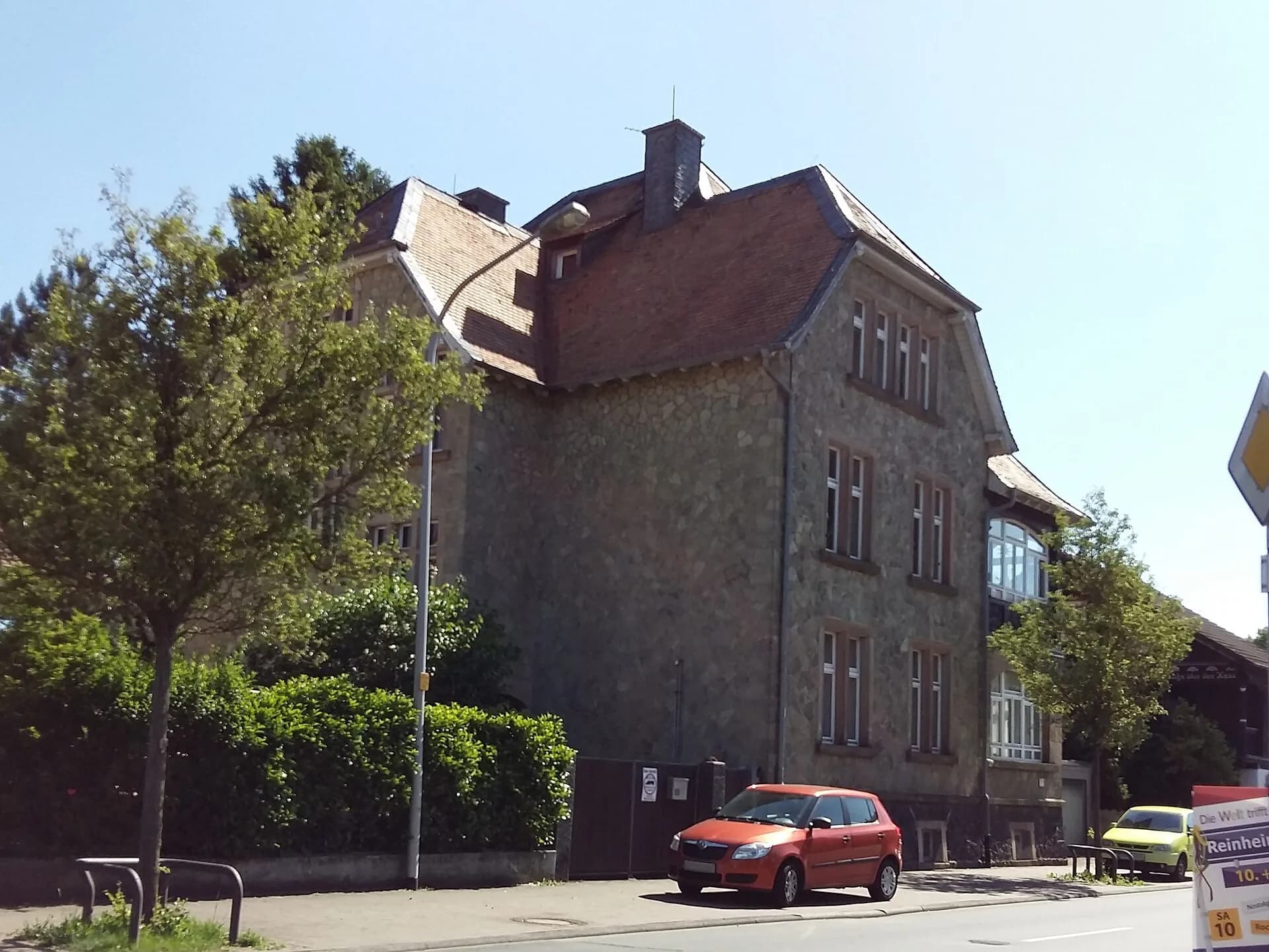 Wohnhaus hinter Bäumen in der Kirchstraße in Reinheim