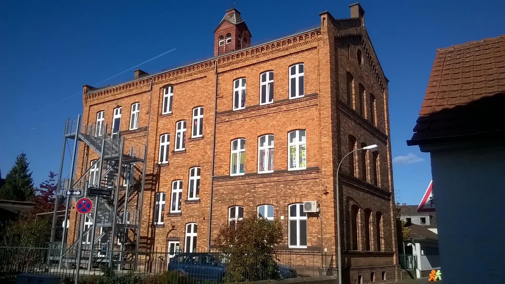 Historisches Backsteingebäude in der Kirchstraße in Mühlheim am Main