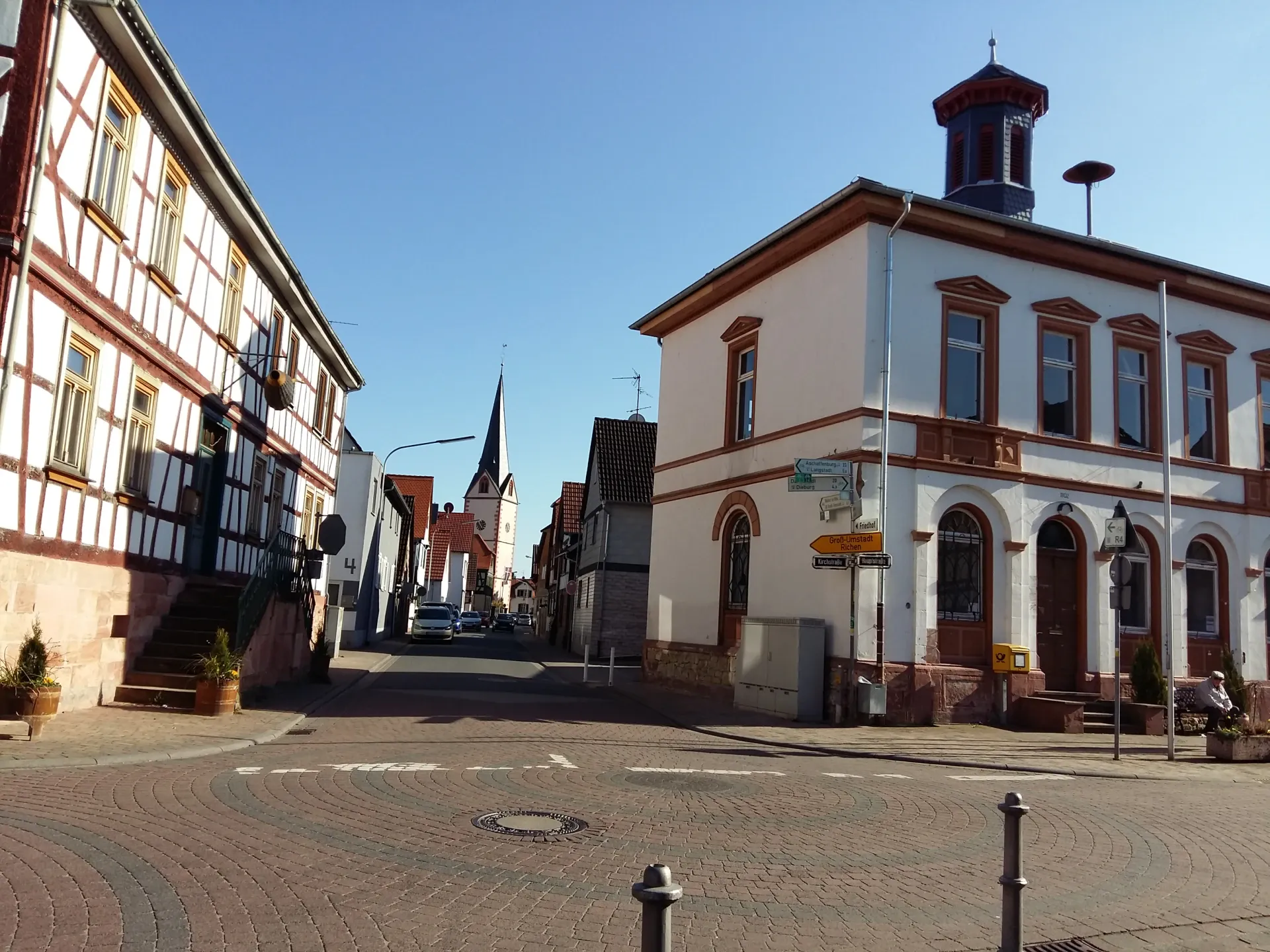 Kirchstraße mit Kirche und Rathaus in Münster-Altheim