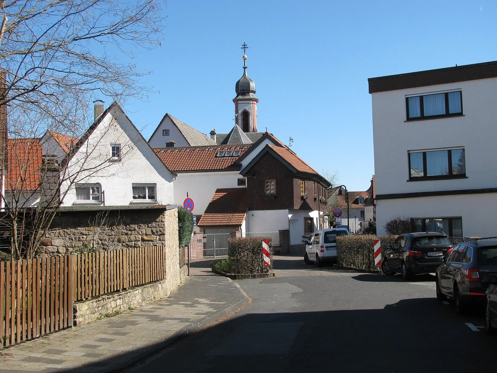 Blick in die Kirchstraße mit St. Cäcilia in Heusenstamm