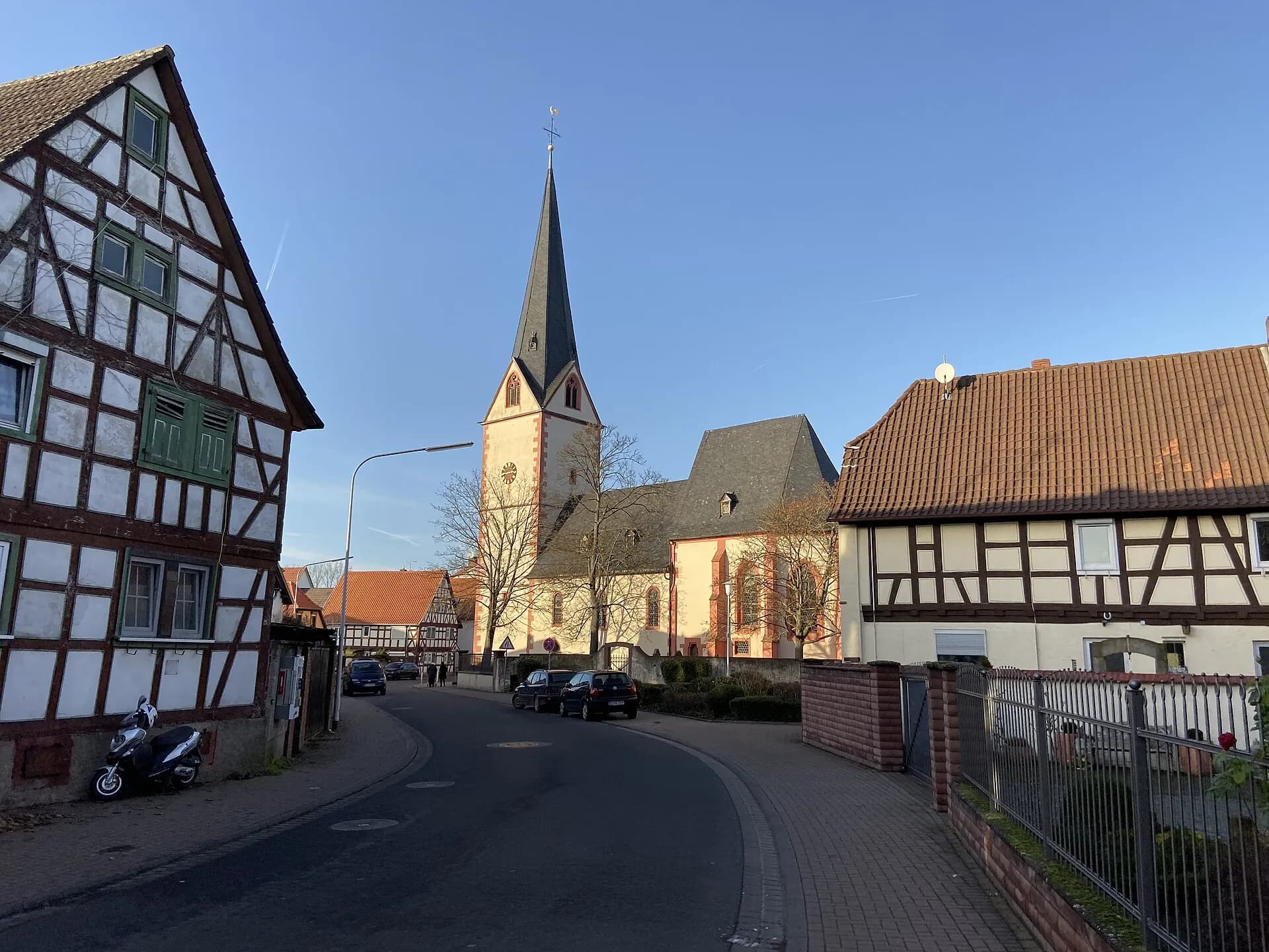 Blick durch die Kirchstraße zur evangelischen Kirche in Münster-Altheim