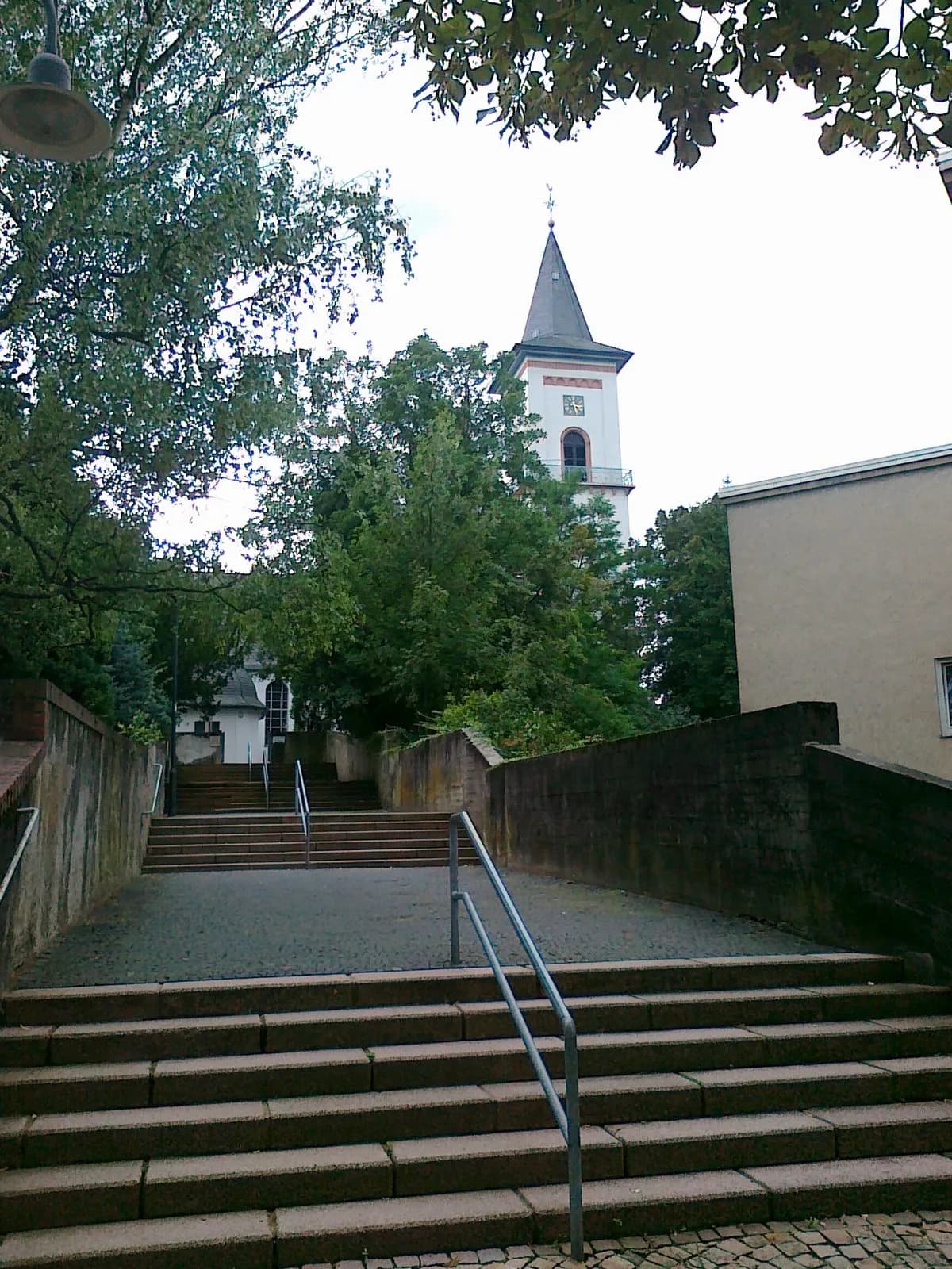 Treppenaufgang zur Dreifaltigkeitskirche in Darmstadt-Eberstadt
