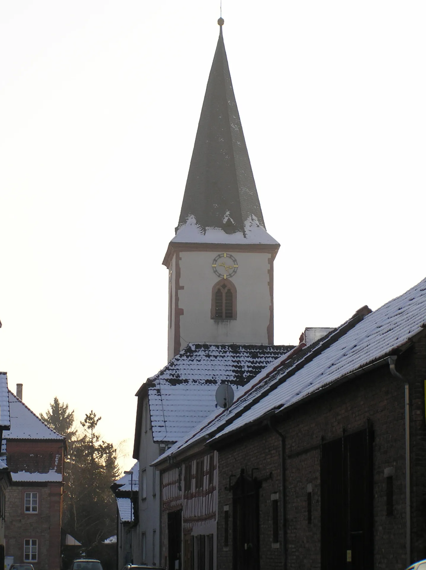 Kirchturm im Winter in Kleinwallstadt