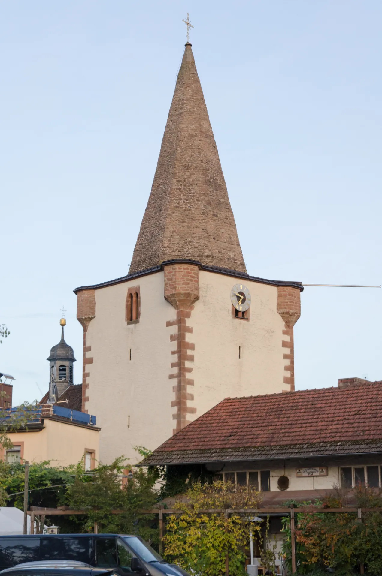 Kirchturm über den Häusern der Lindenstraße in Schöllkrippen