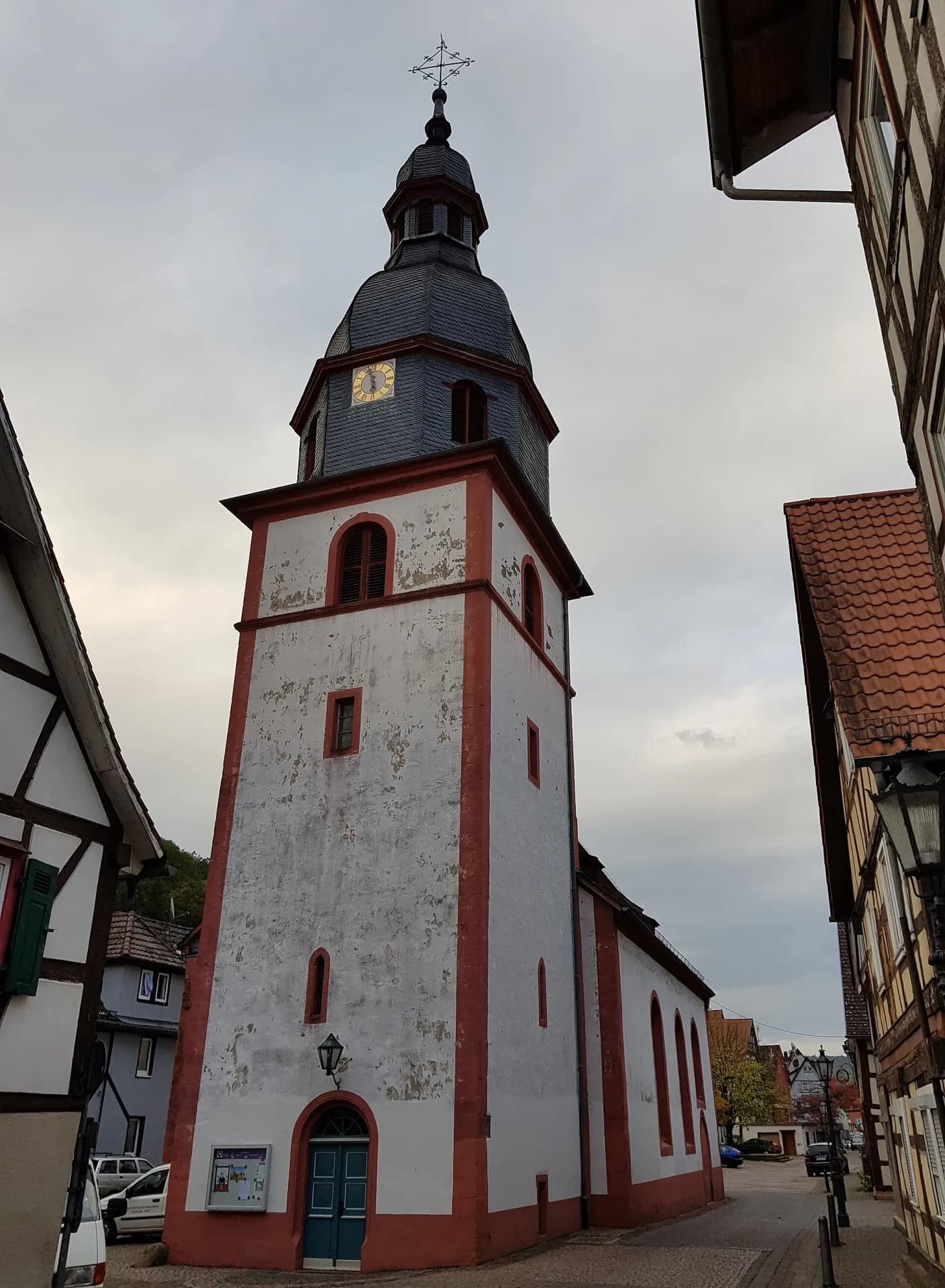 Kirchturm über den Fachwerkhäusern in Neustadt in Breuberg