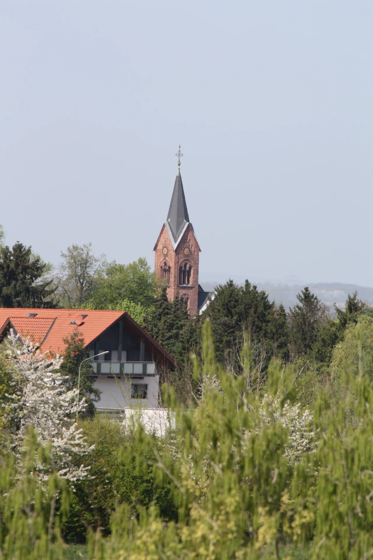 Kirchturm über den Dächern von Großkrotzenburg