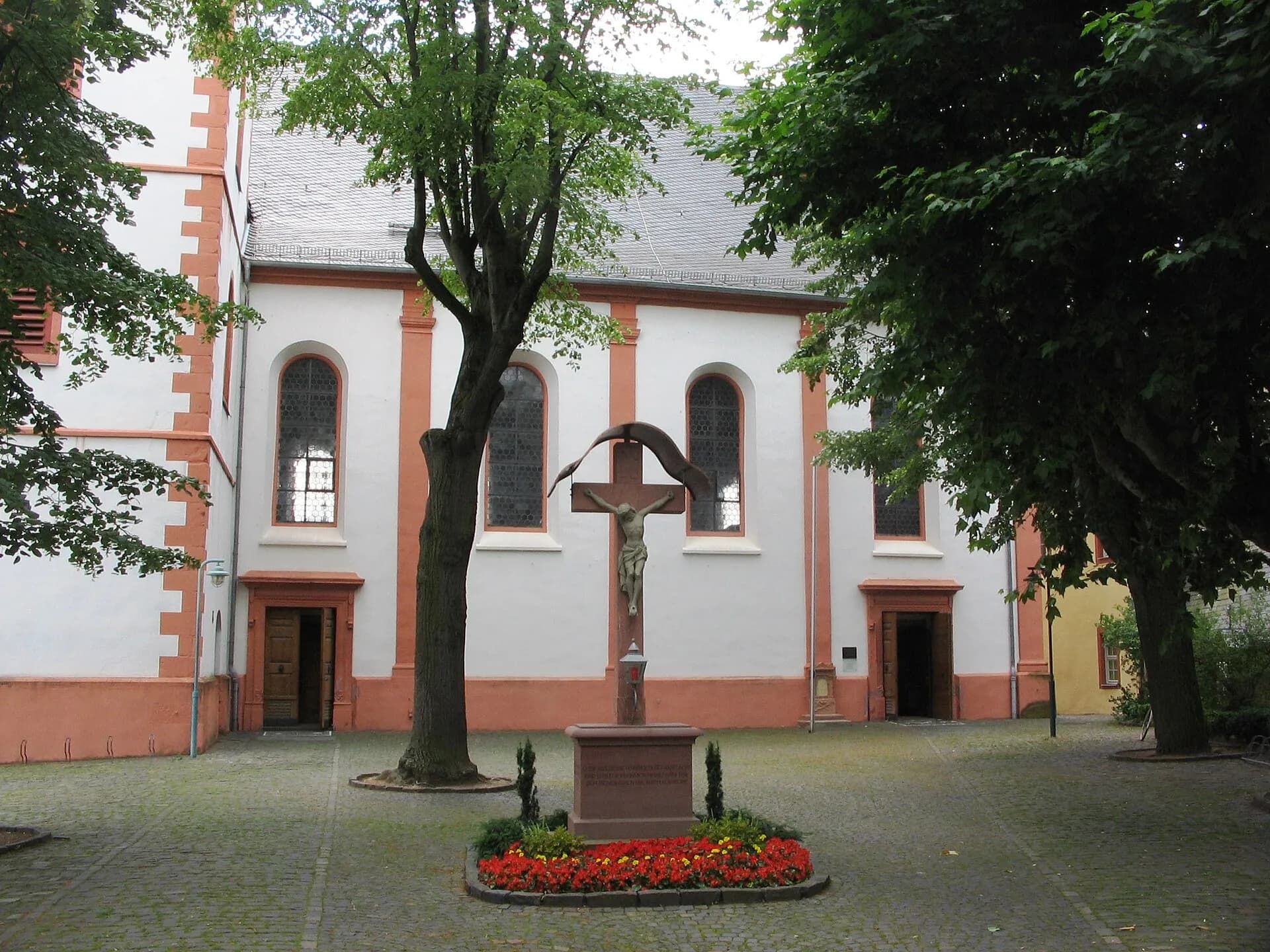 Kirchvorplatz an der Pfarrkirche in Hochheim am Main