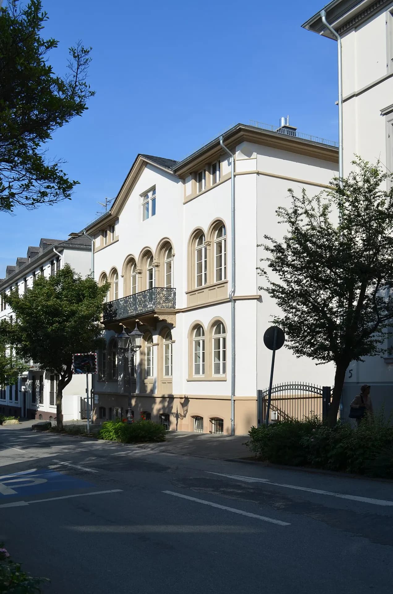 Gebäude mit Rundbogenfenstern Kisseleffstraße 7 in Bad Homburg