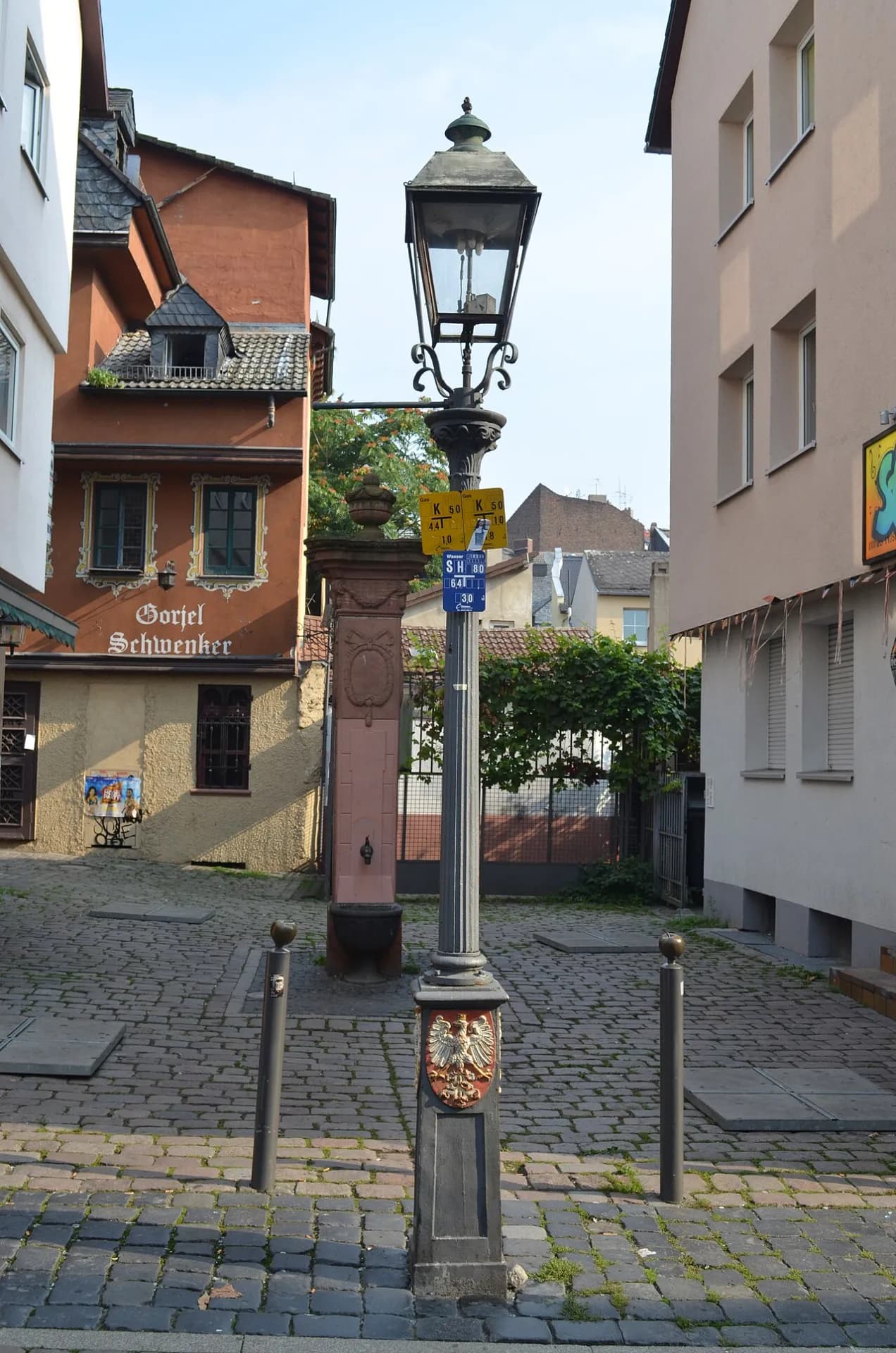 Kopfsteingasse mit Gaslaterne in Alt-Sachsenhausen