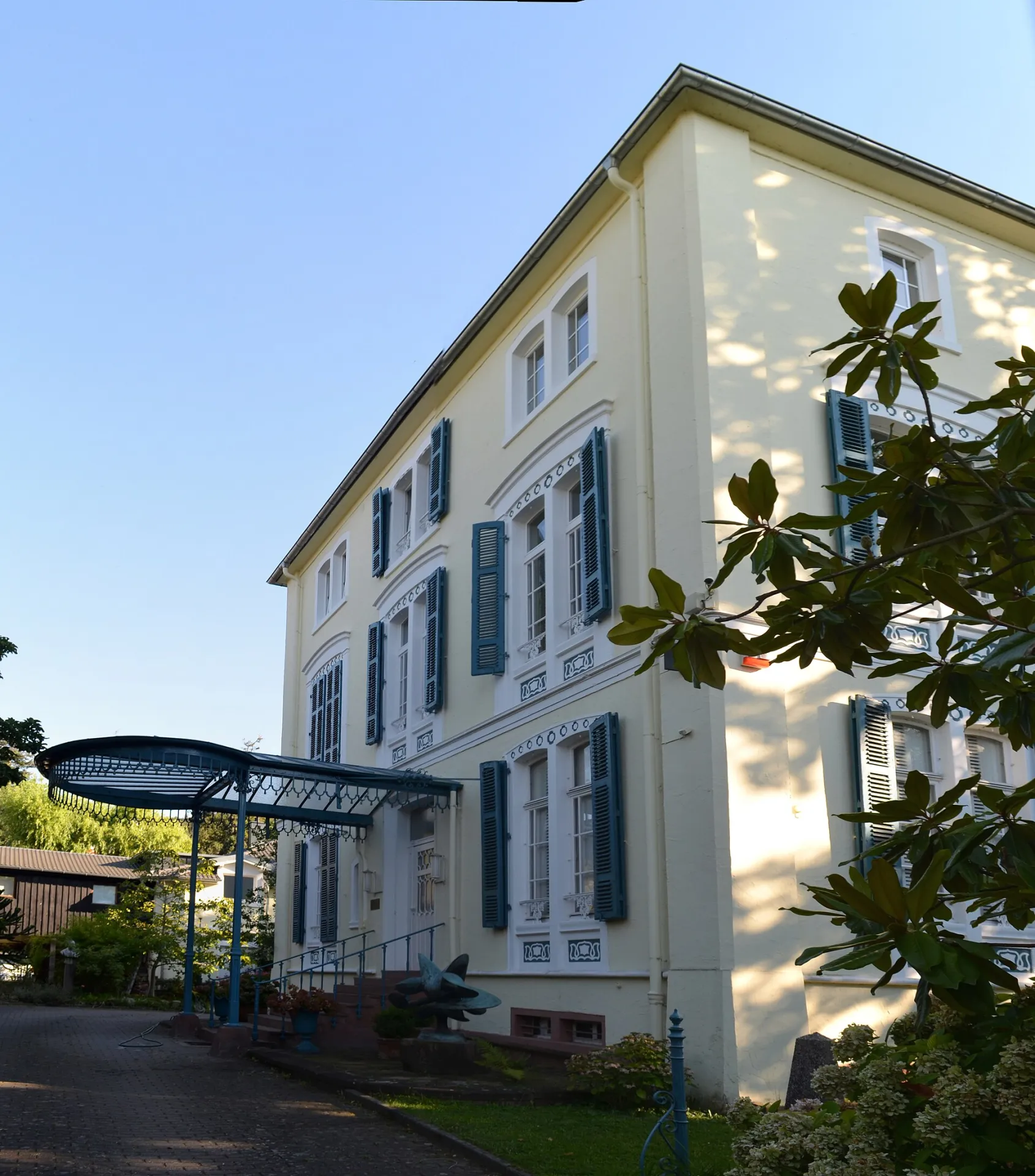 Landhaus mit gusseisernem Vordach in der Hauptstraße im Ortsteil Jugenheim in Seeheim-Jugenheim