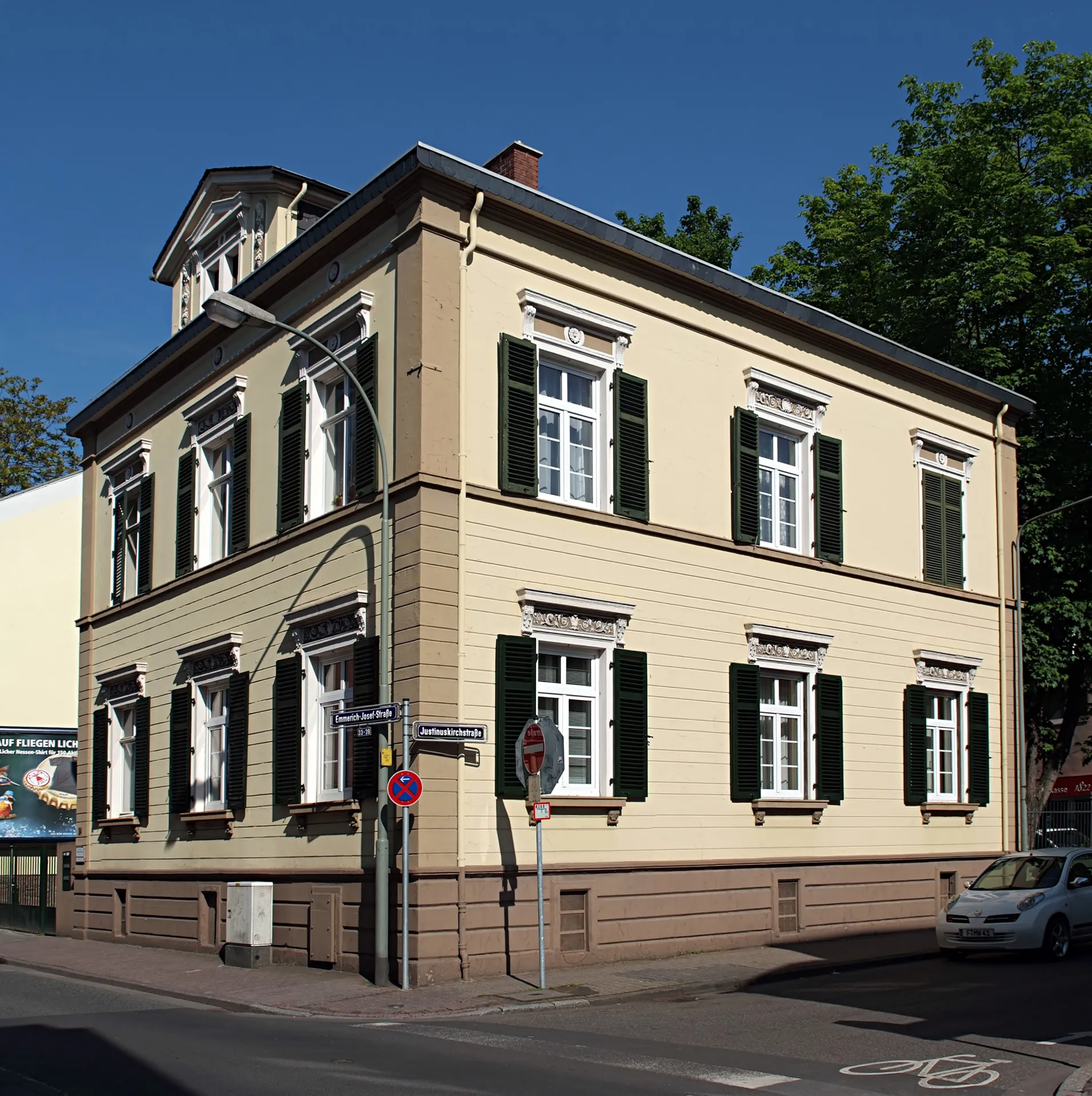 Klassizistisches Wohnhaus an der Emmerich-Josef-Straße in Frankfurt Höchst