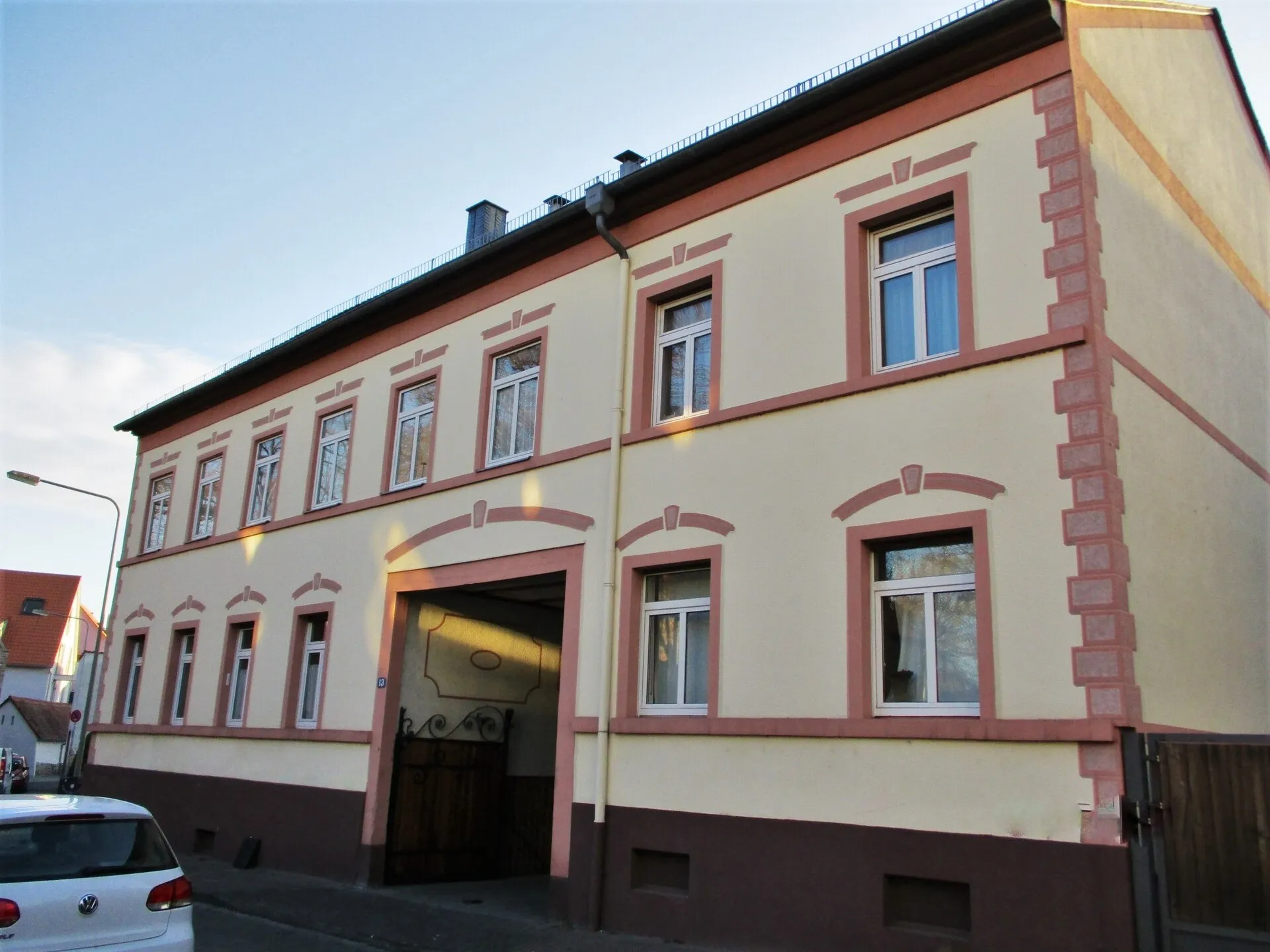 Klassizistisches Hofhaus im Ortskern von Frankfurt Praunheim