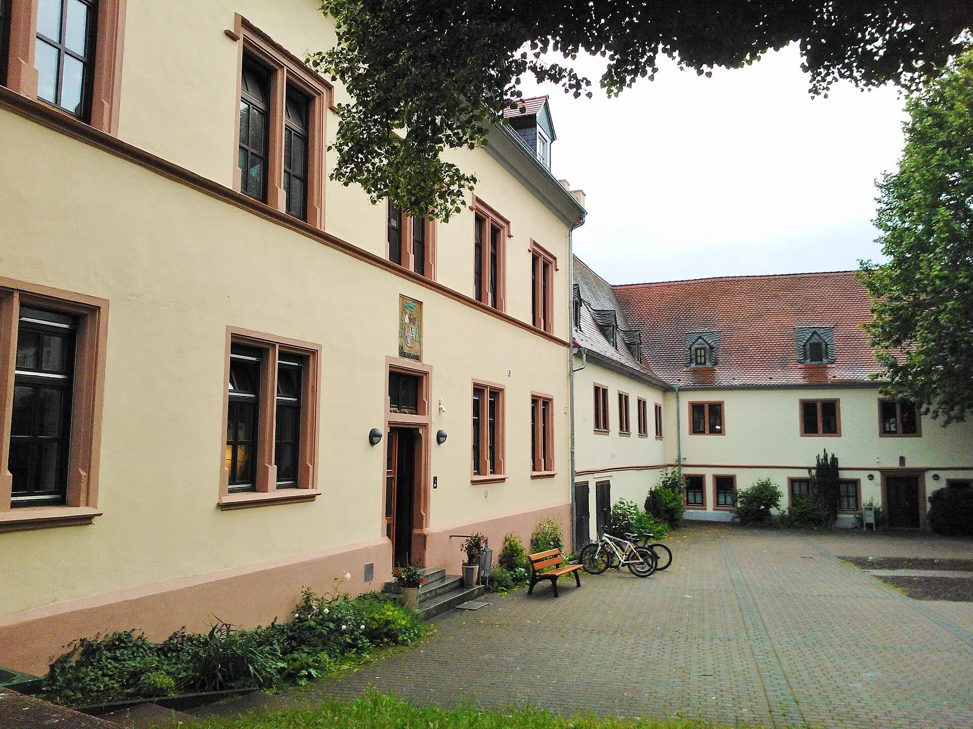 Innenhof des St. Josephshauses in Klein-Zimmern