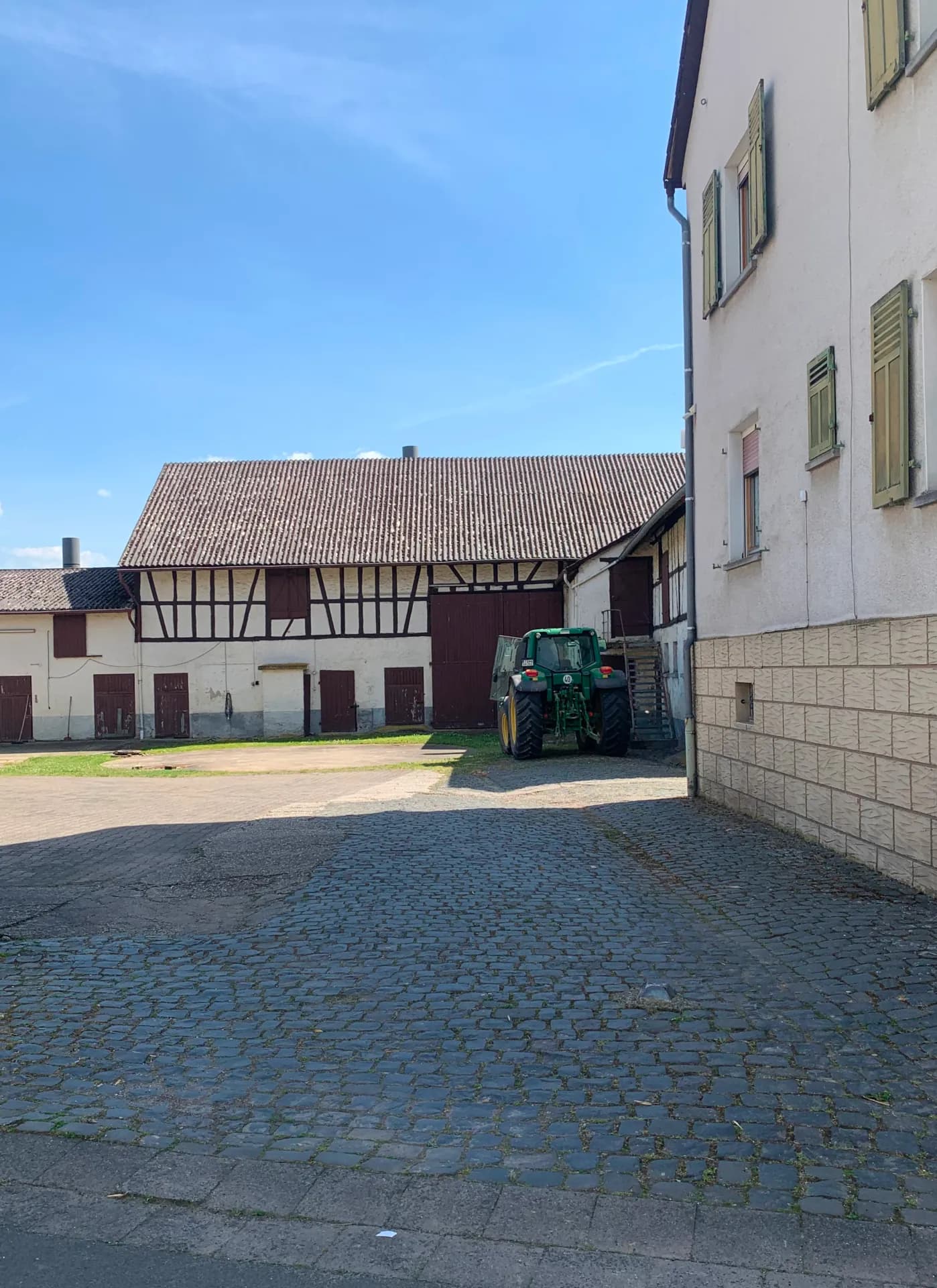 Gepflasterte Hofgasse an der Kleinen Burggasse 9 in Nieder-Wöllstadt