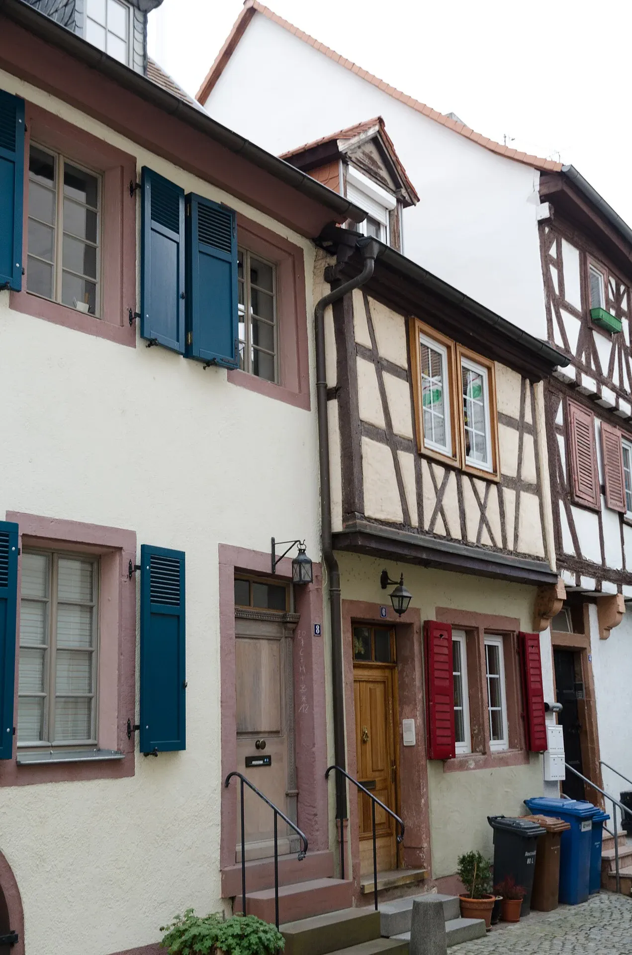 Fachwerkhaus mit blauen Fensterläden in der Kleinen Metzgergasse in Aschaffenburg