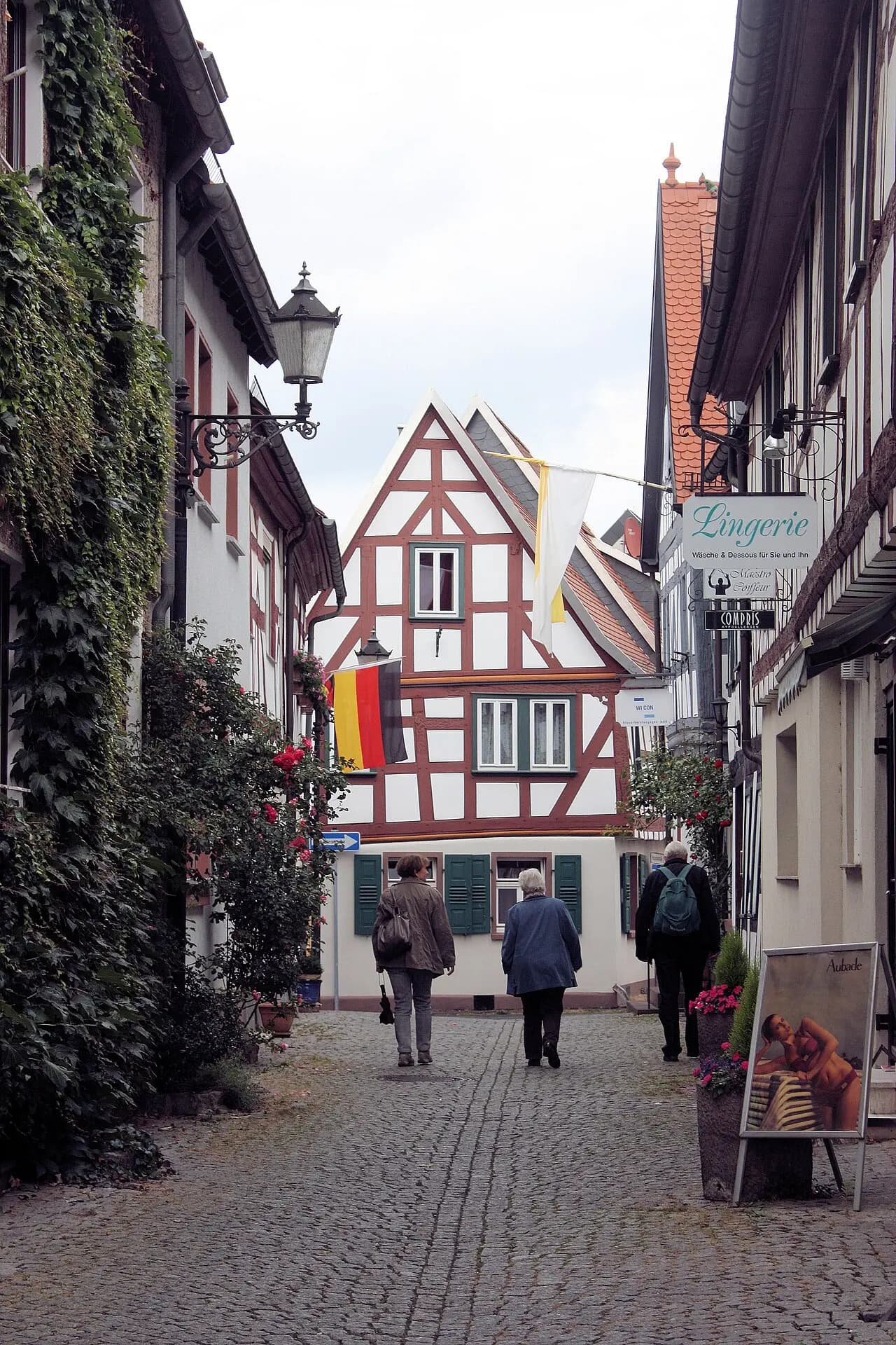 Kleine Rathausgasse mit Passanten in Seligenstadt