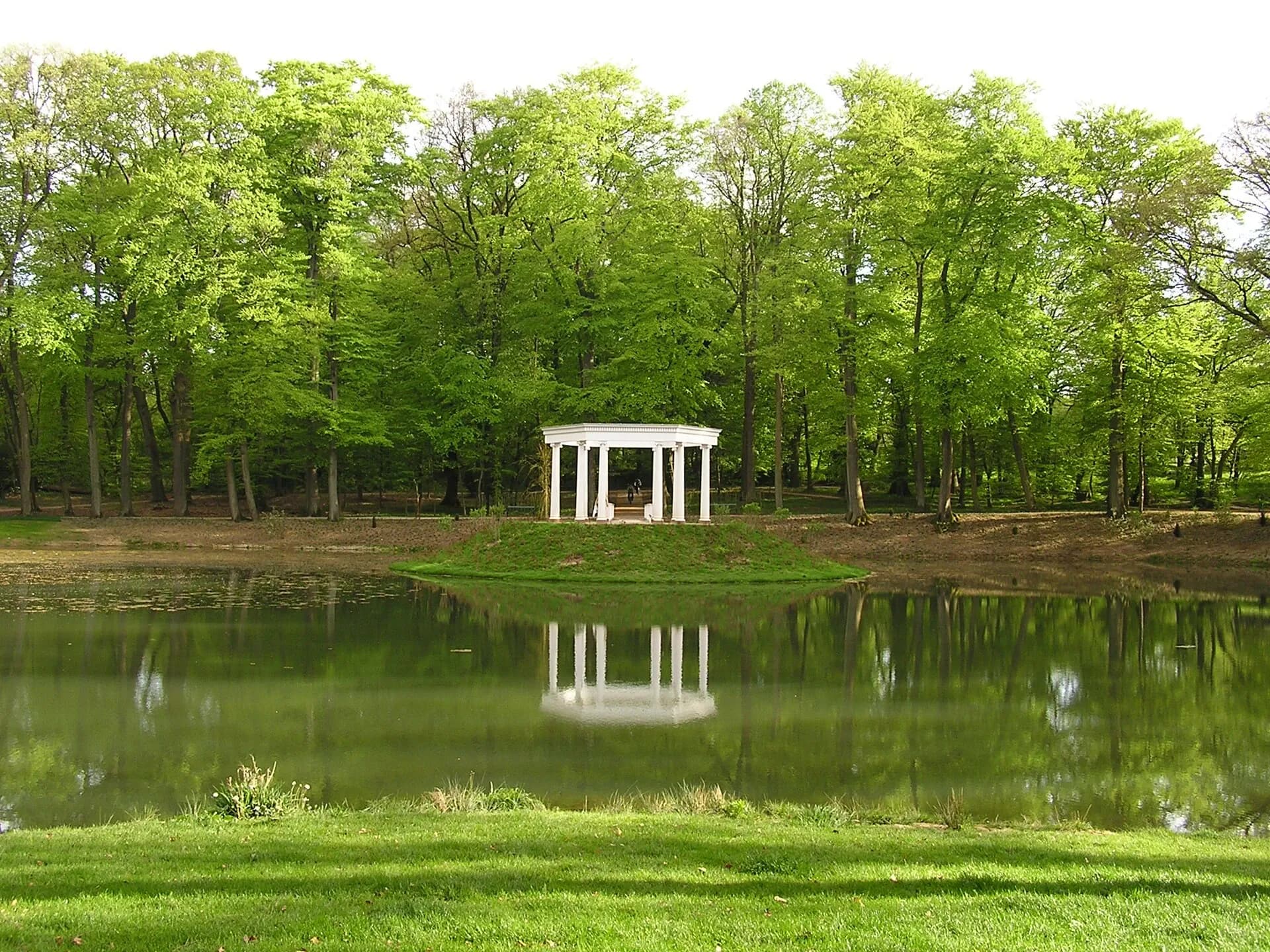 Kolonnaden am Weiher im Kleinen Tannenwald in Bad Homburg