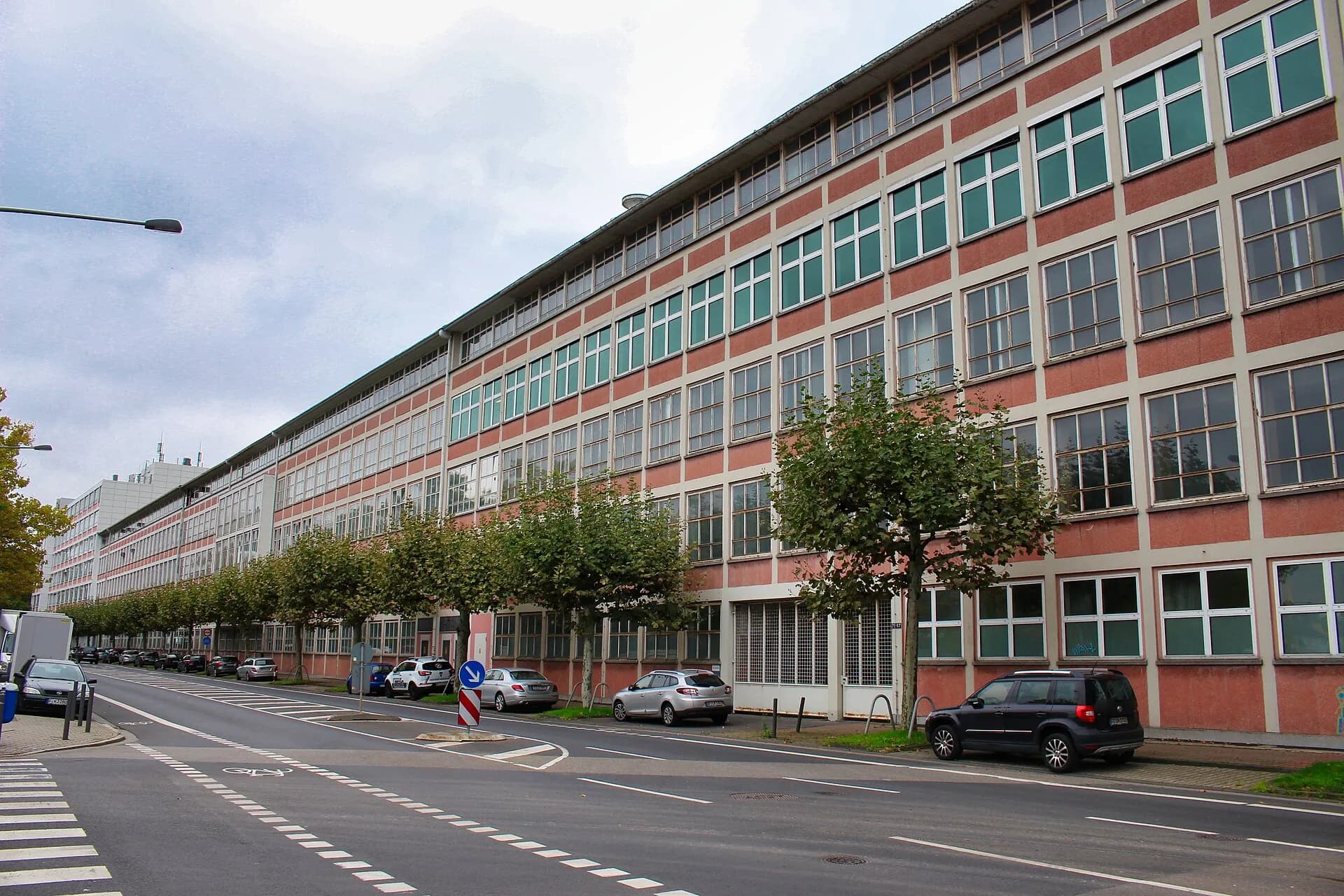Fassadenzeile der Adlerwerke an der Kleyerstraße im Frankfurter Gallus
