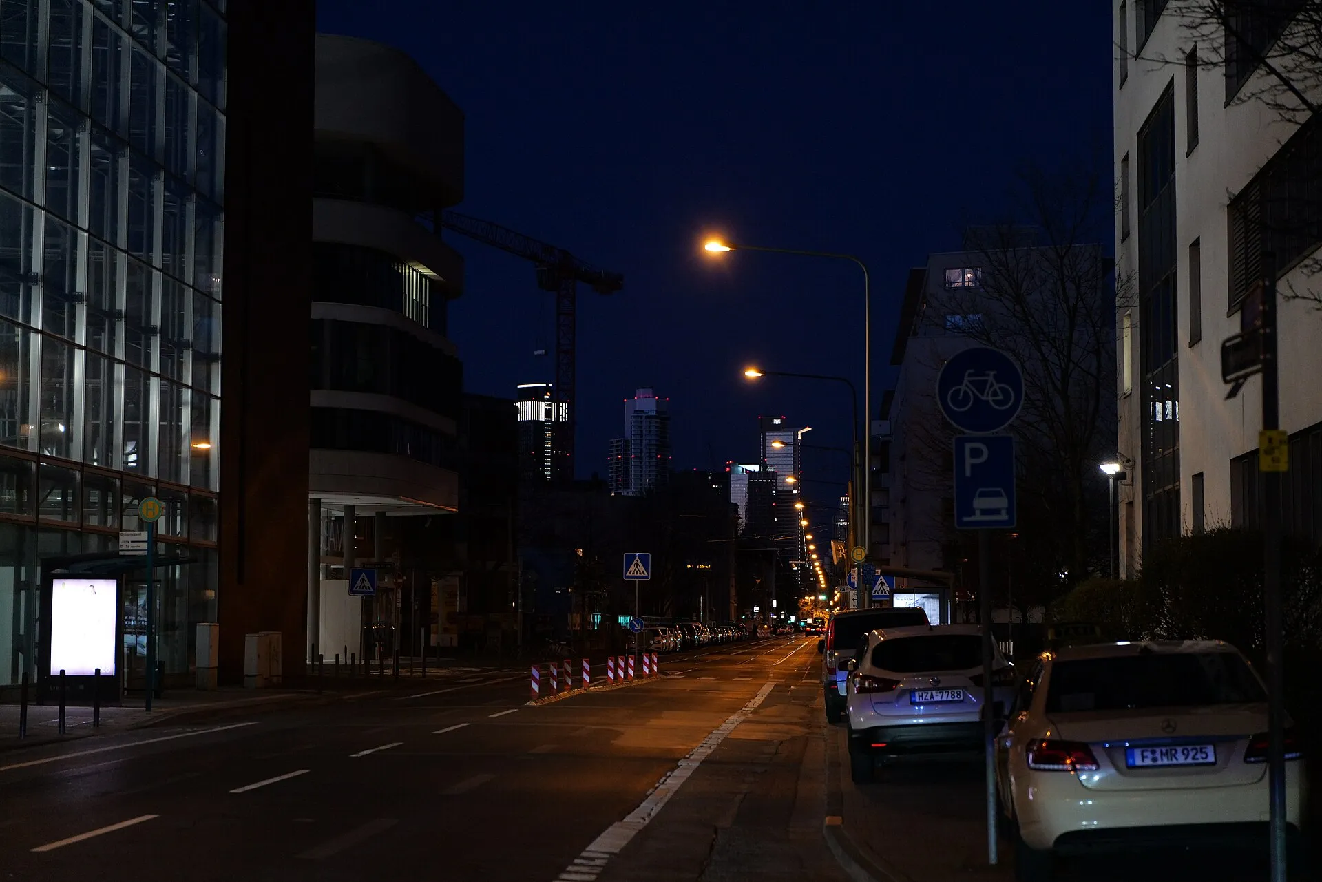 Kleyerstraße bei Nacht im Frankfurter Gallus
