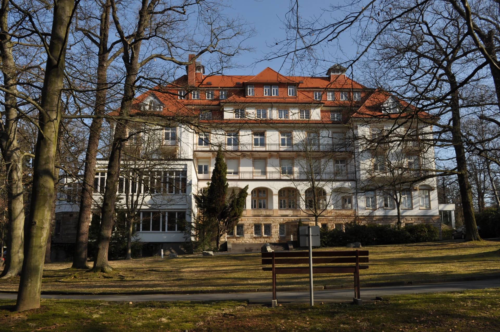 Klinikgebäude im Park in Bad Homburg
