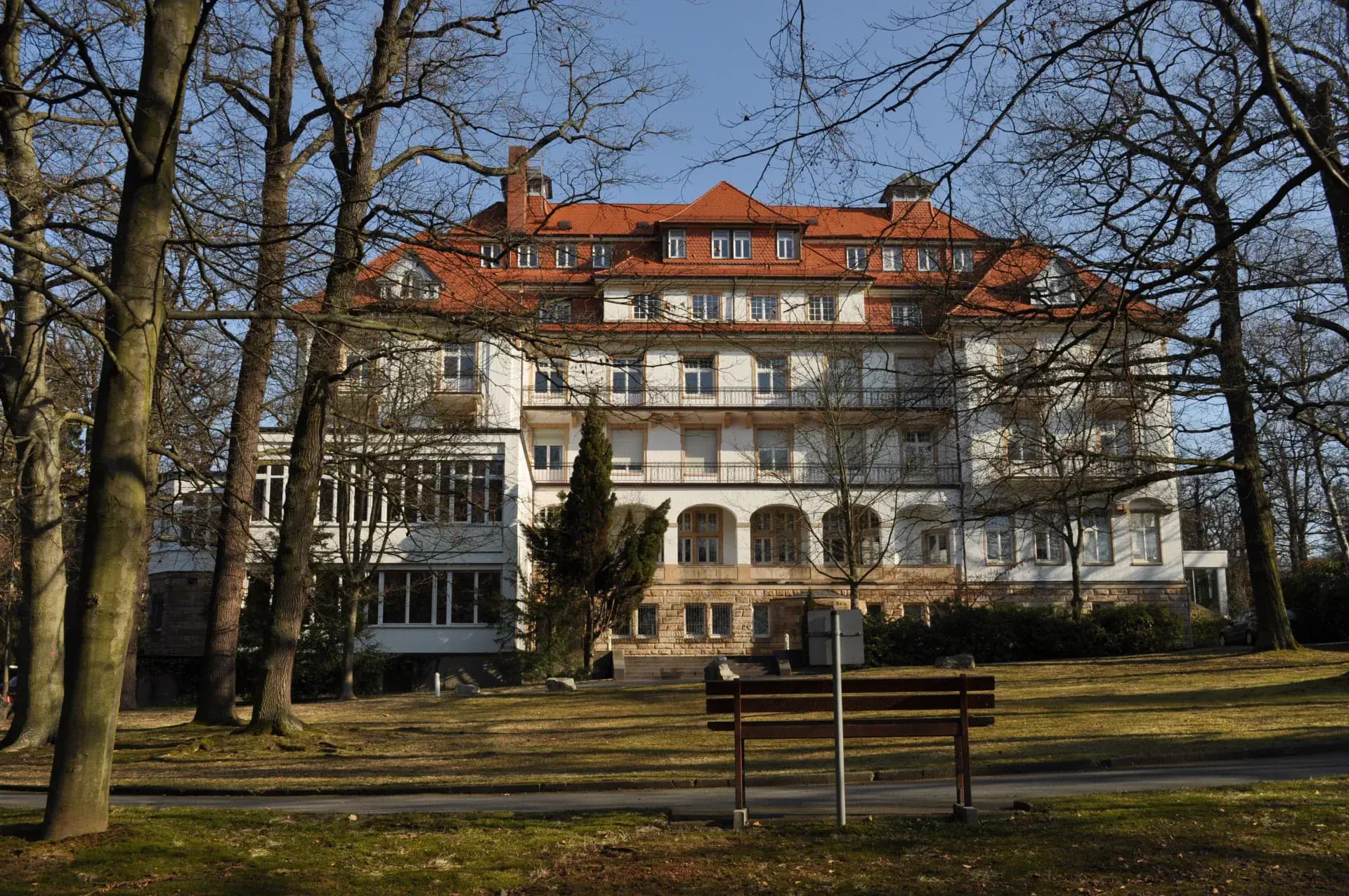 Klinikgebäude im Park in Bad Homburg