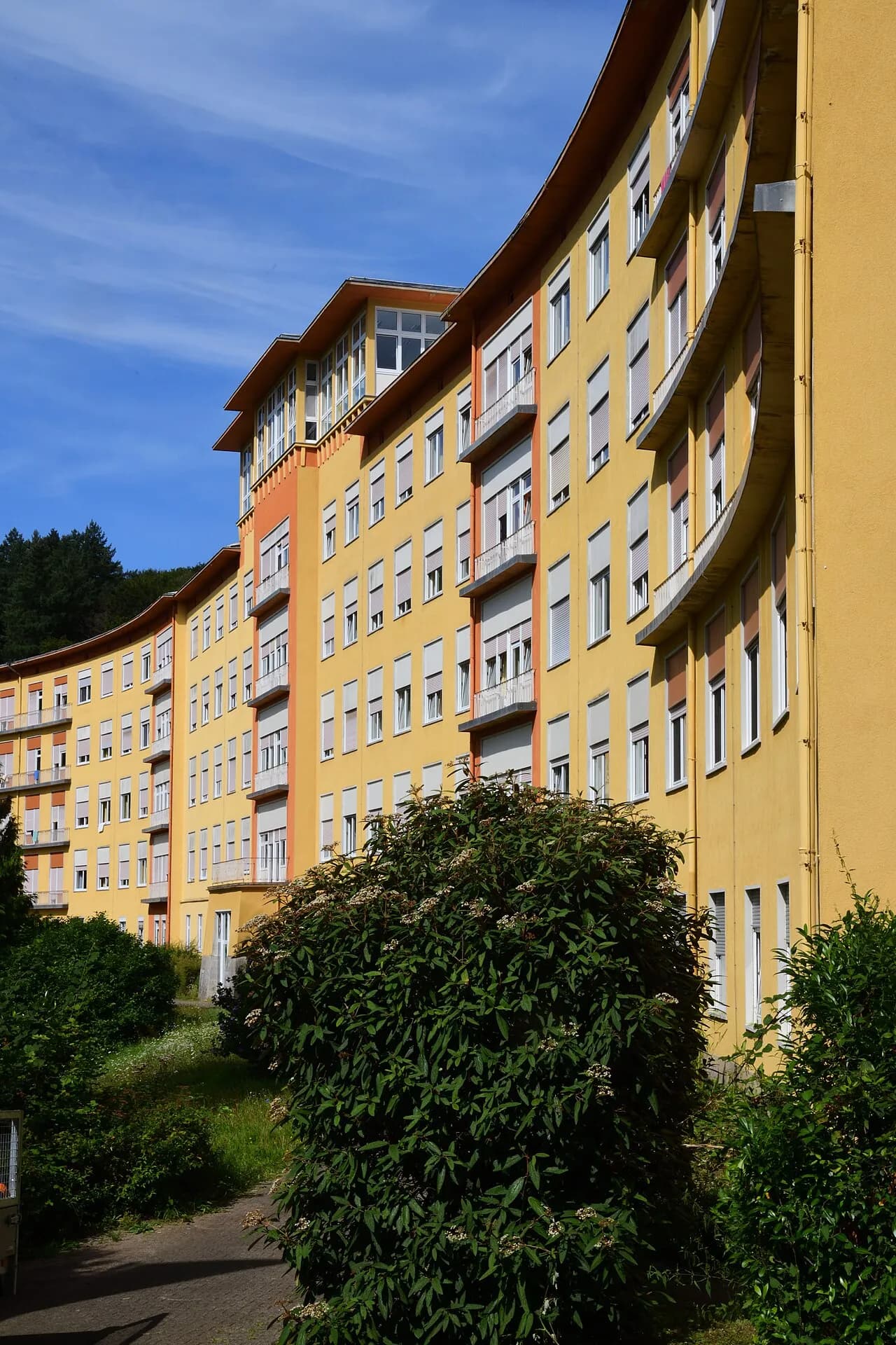 Geschwungener Klinikbau an der Ernst-Ludwig-Straße in Sandbach in Breuberg